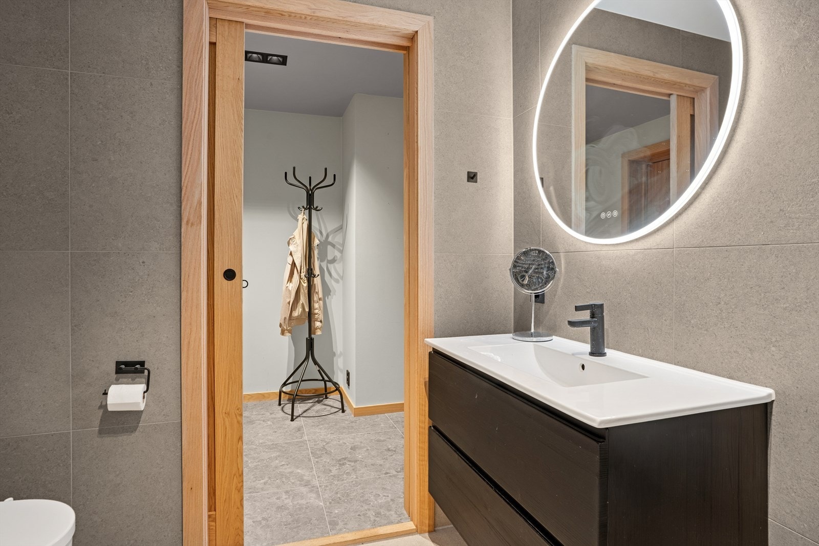 Bad i tilknytting til gangen med gode matriallvalg Galleribilde