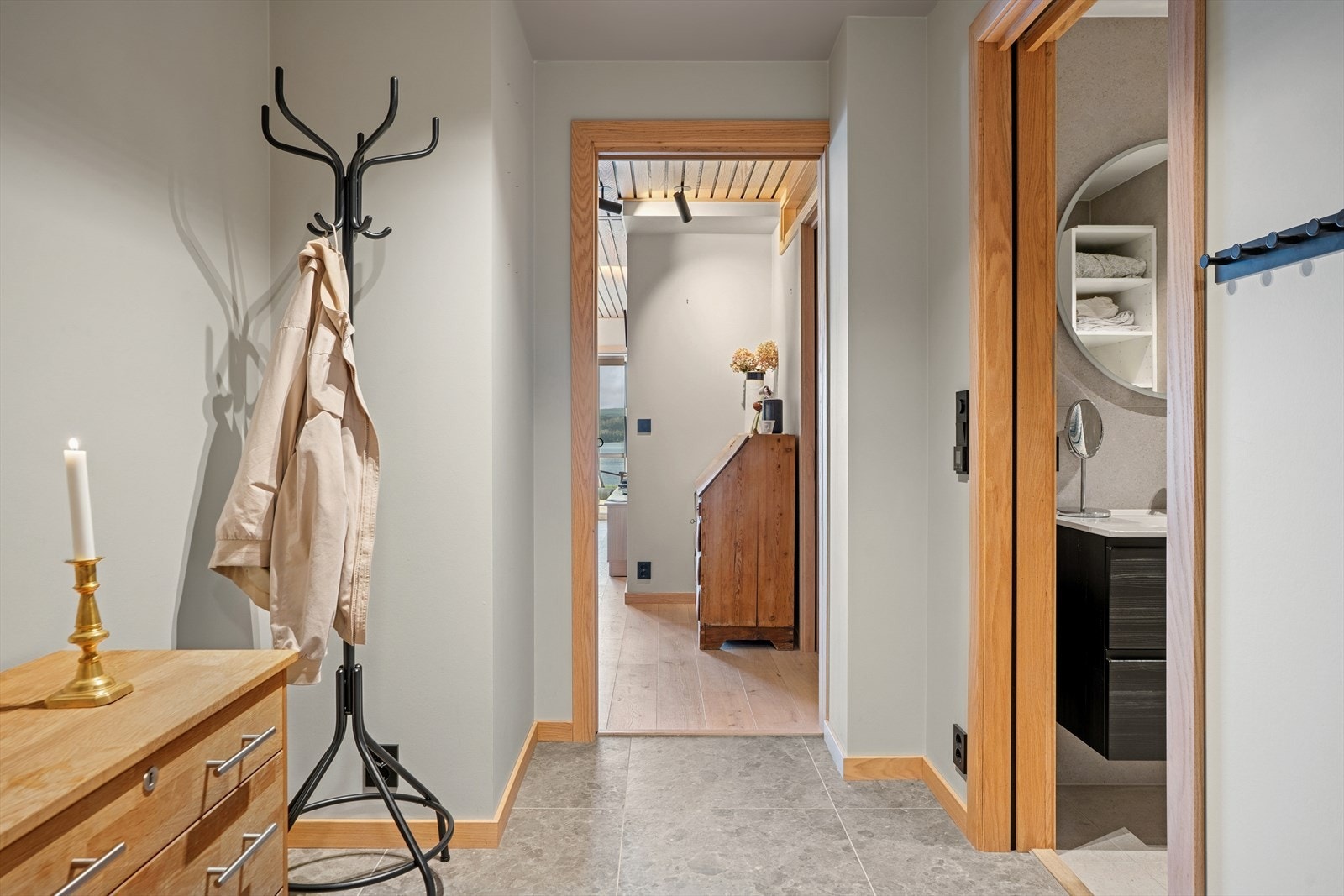 Romslig praktisk gang med gjennomgående stil Galleribilde