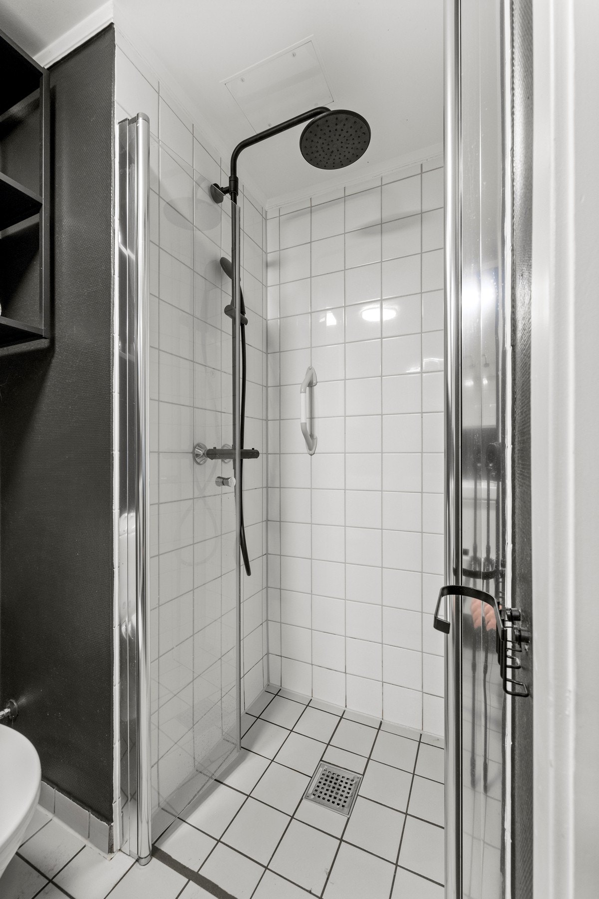 Det er montert nytt dusjgarnityr i 2022. Badet ble delvis renovert i 2021. Galleribilde