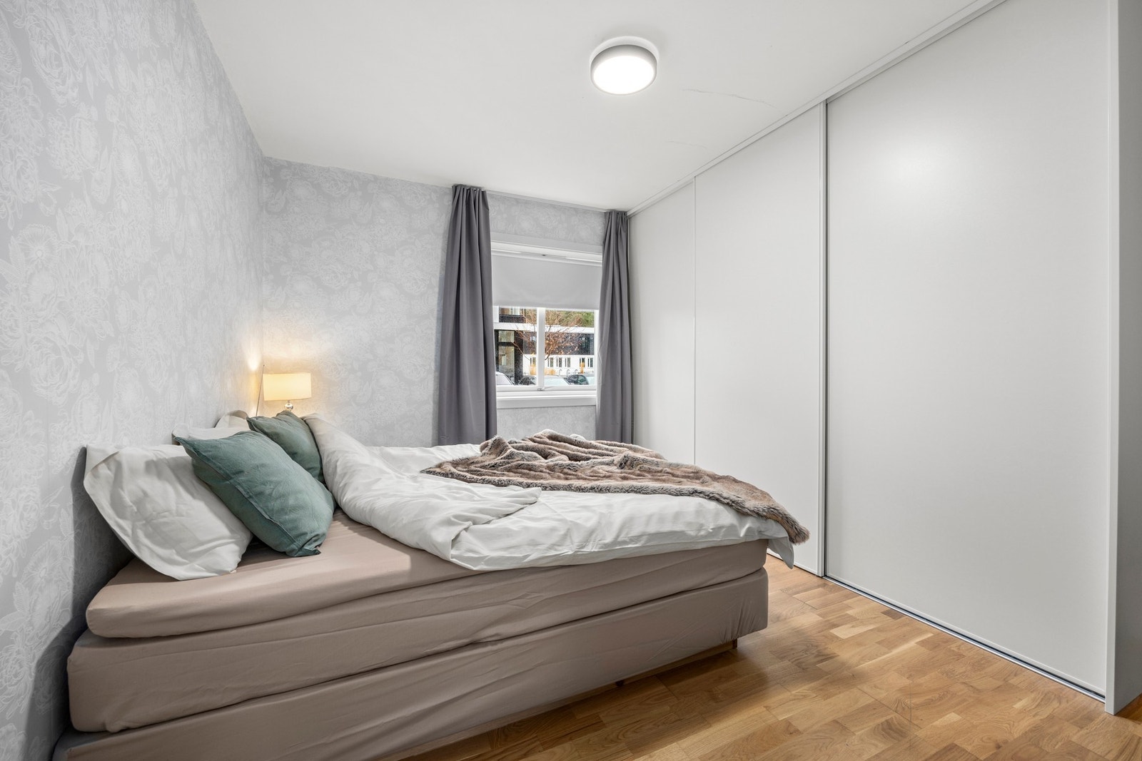 Soverom - 12 kvm. Det er montert skyvedørsgarderobe i 2023. Galleribilde