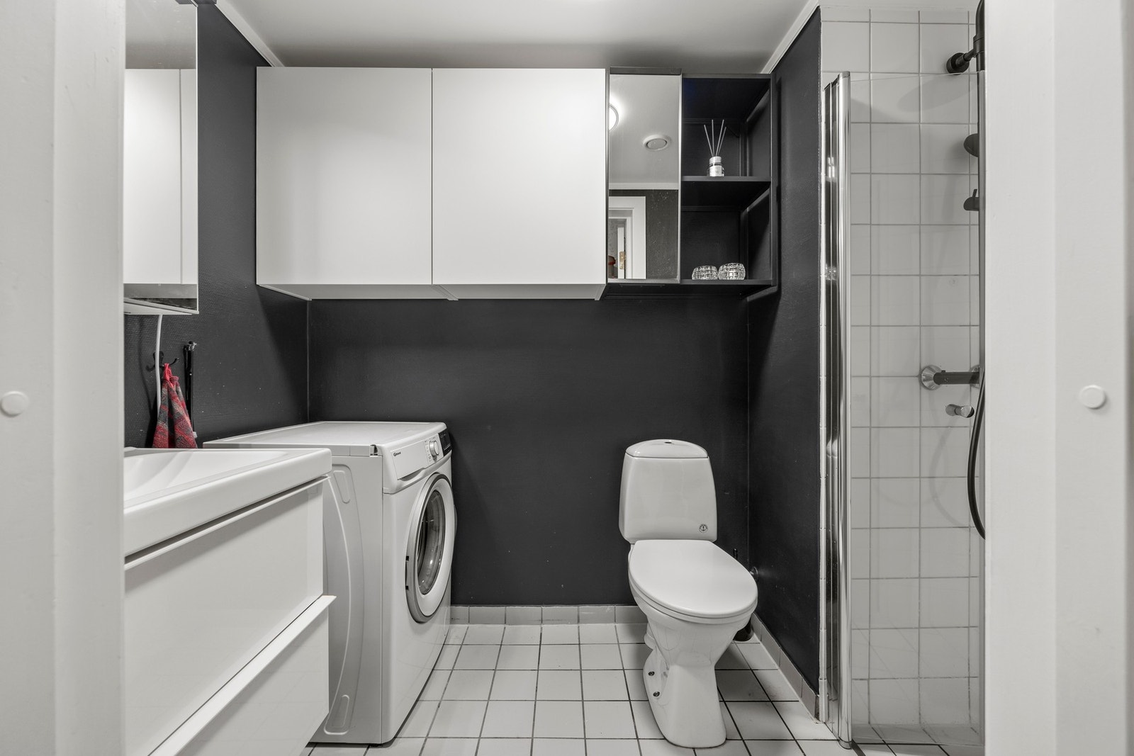 Bad/vaskerom - 3 kvm. Utstyrt med servantskap, toalett, dusj og opplegg for vaskemaskin Galleribilde