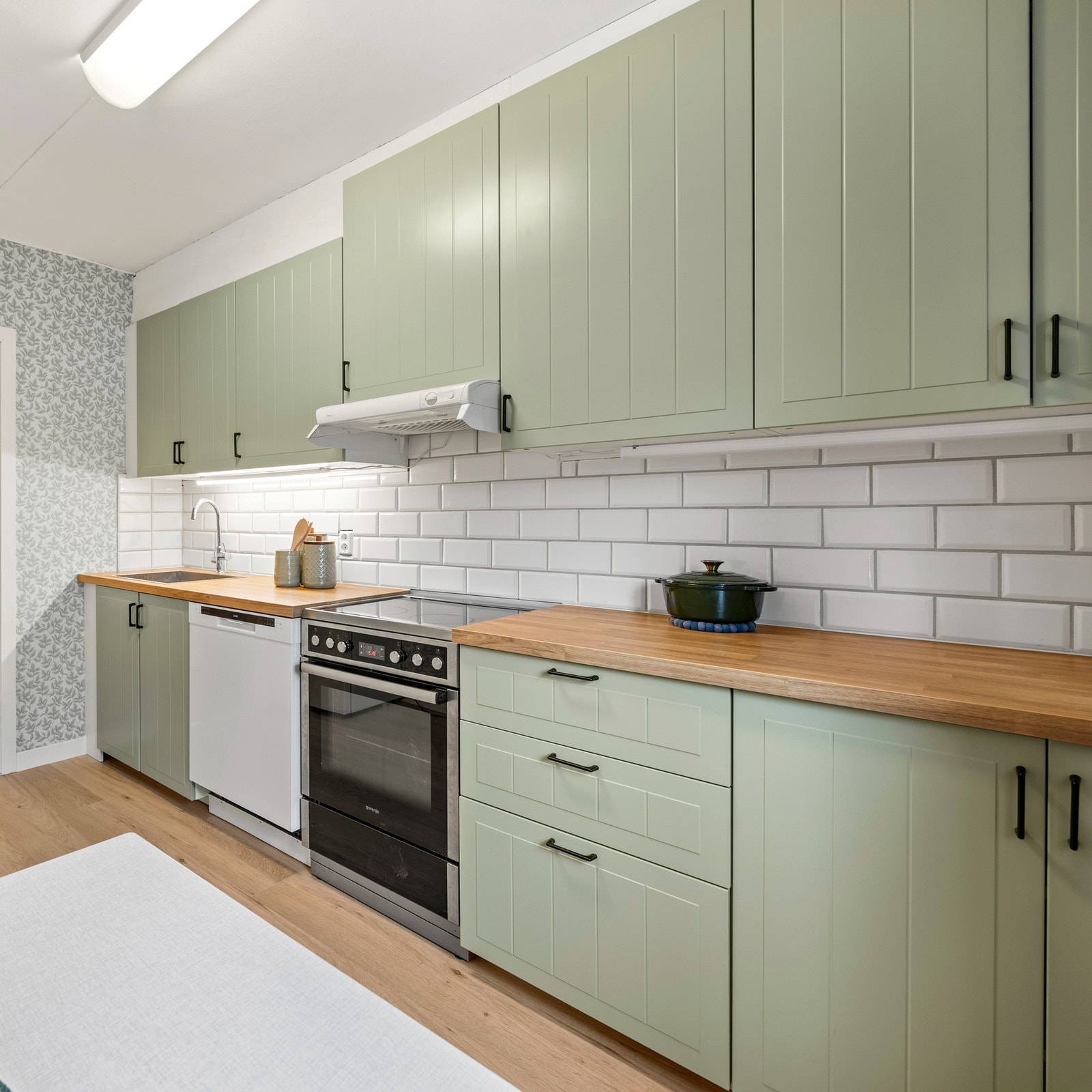 Det er godt med benk- og oppbevaringsplass, samt avsatt plass for hvitevarer. Galleribilde