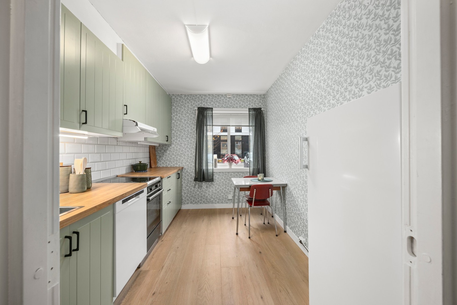 Kjøkken - 9 kvm. Pen og stilren kjøkkeninnredning som er montert i 2024. Galleribilde