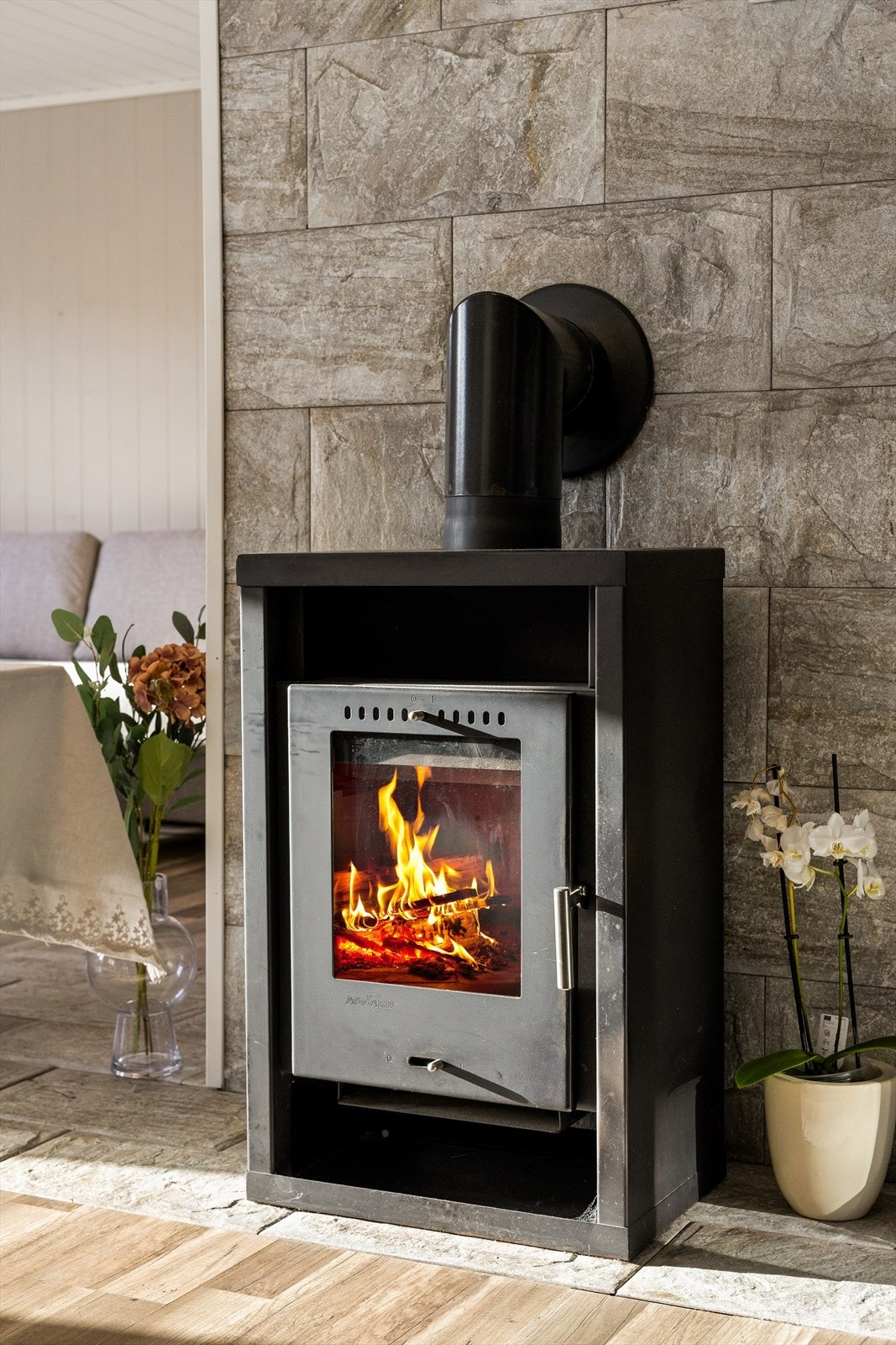 Fin peisovn i stuen som gir god varme Galleribilde