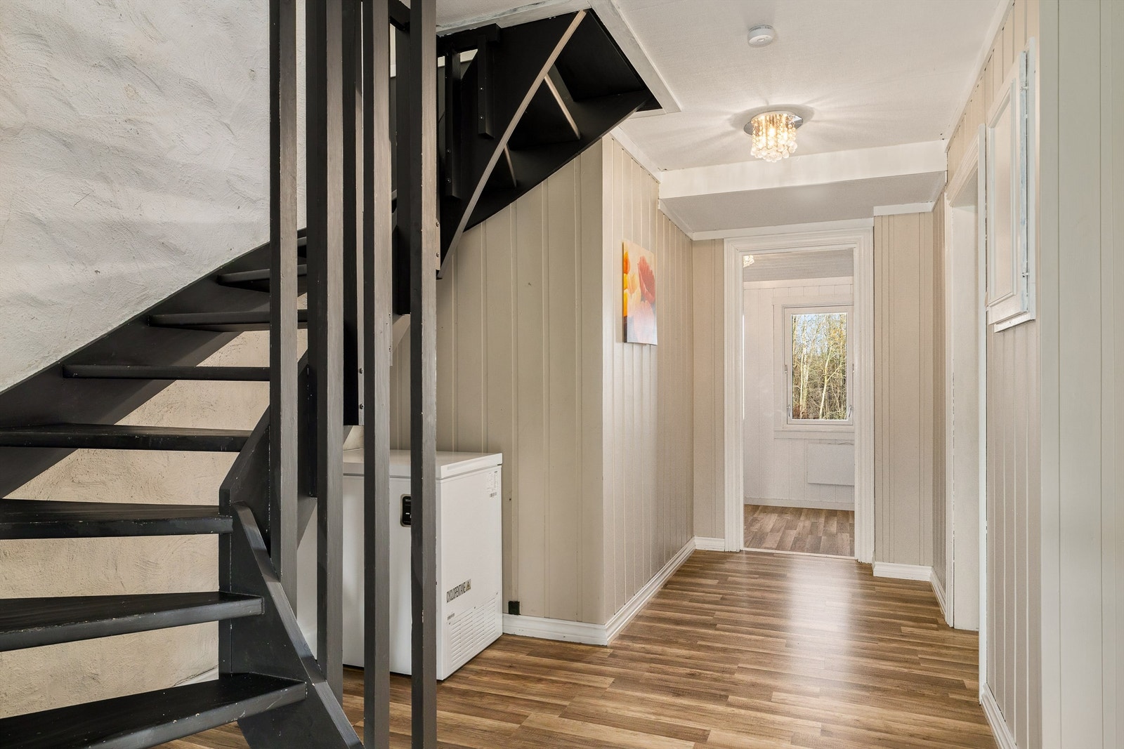 Fra hallen går trappen opp til 2.etg Galleribilde