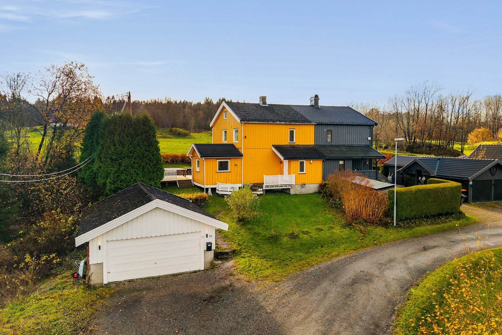 Fasade fremsiden av boligen, romslig gårdsplass med dobbel garasje Galleribilde