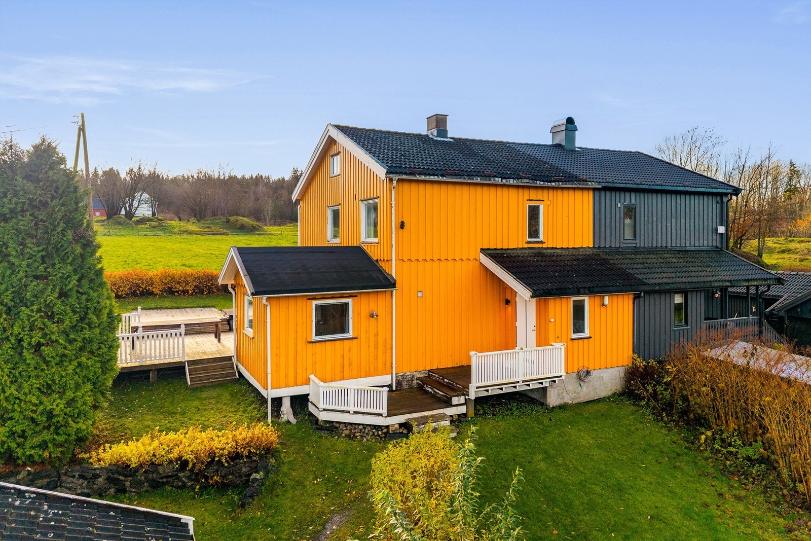 Her har du et koselig inngangsparti som også har en liten uteplass til et koselig cafe sett Galleribilde