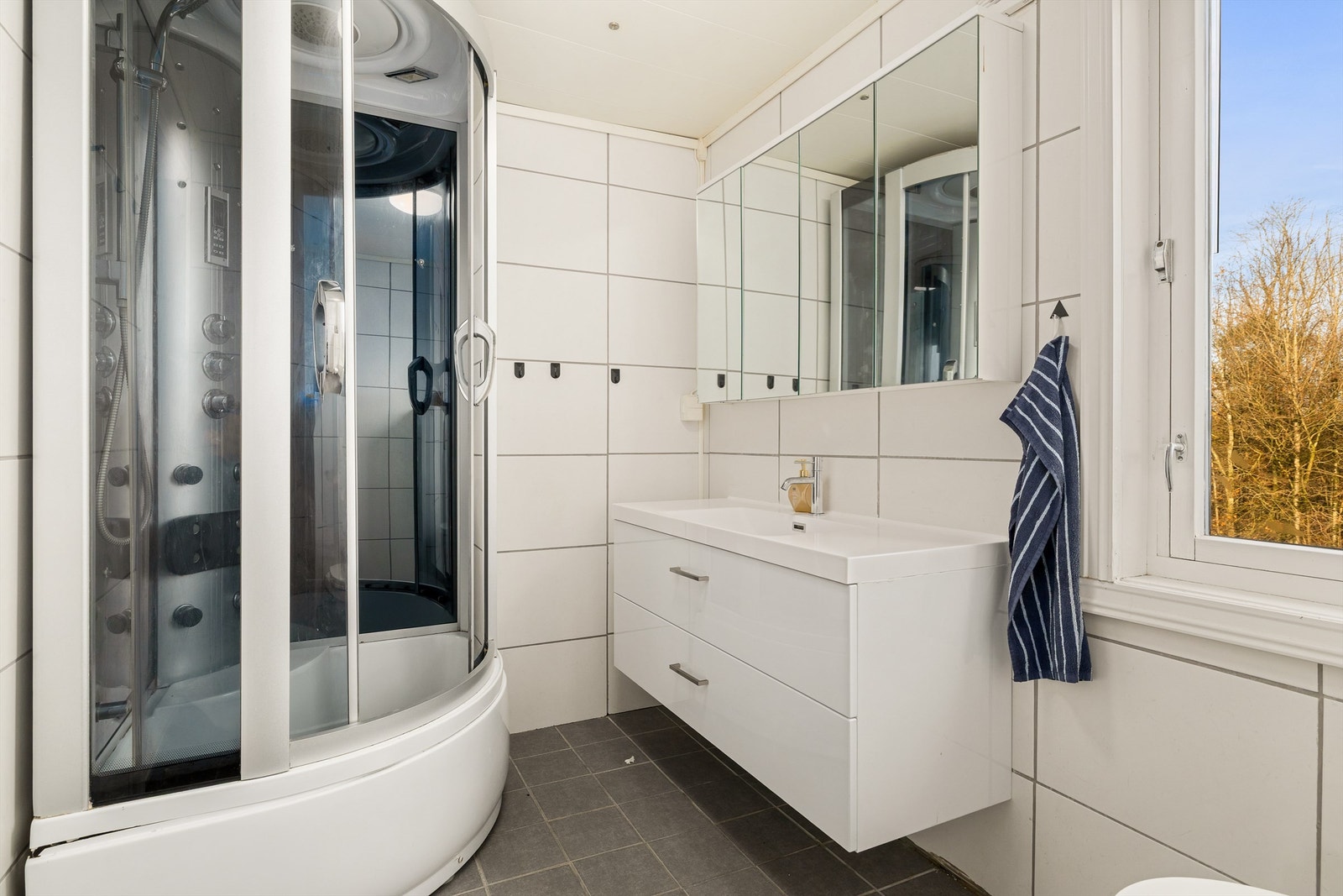 Lyst flislagt bad med varmekabler Galleribilde