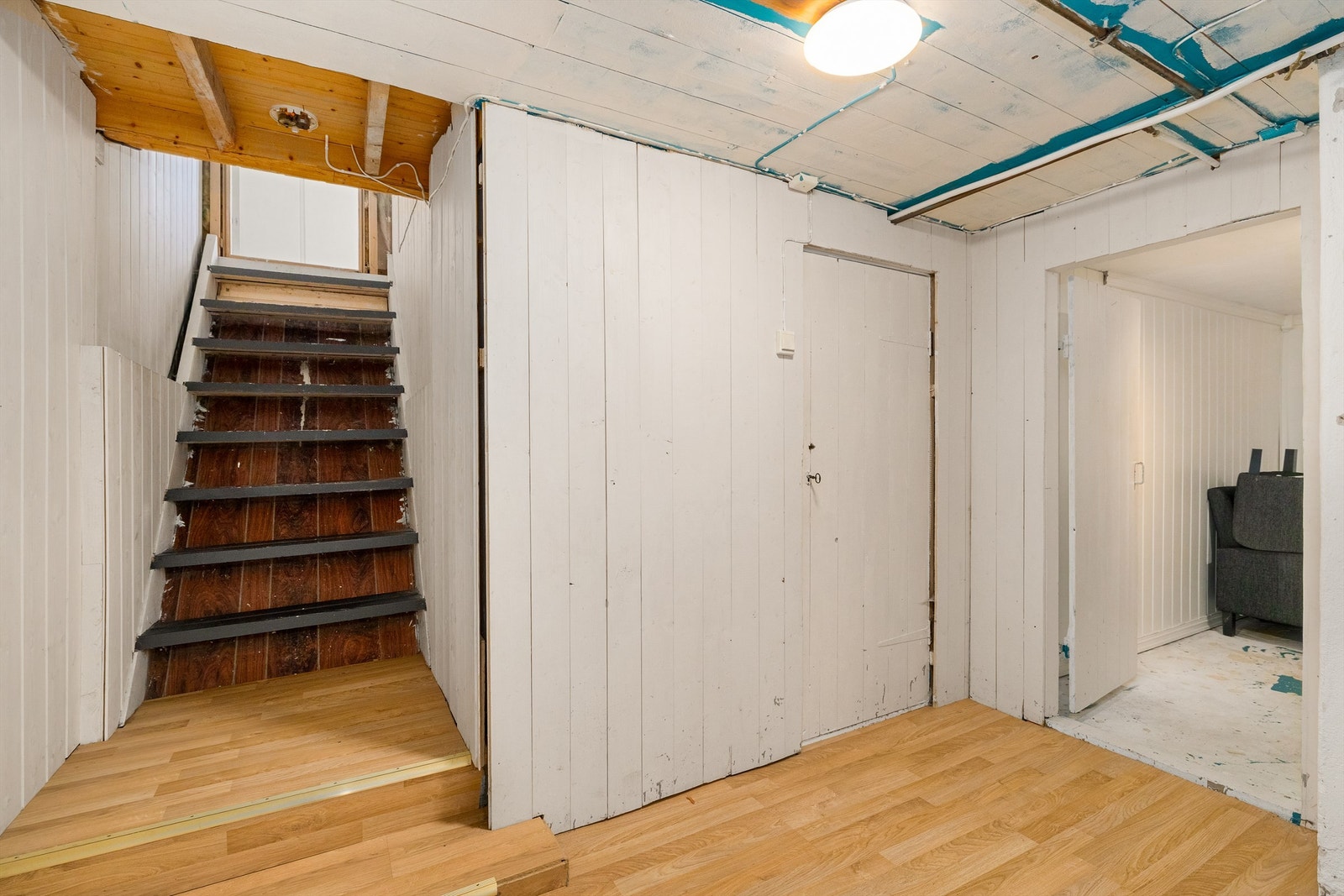 underetasjen er delvis innredet med boder, wc og kontor Galleribilde