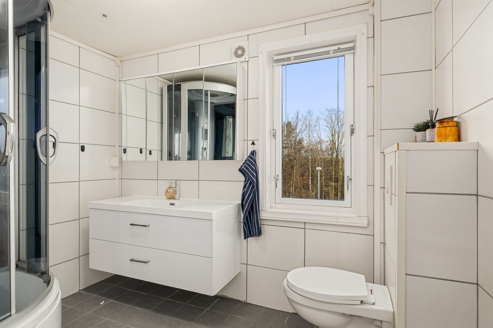 Dusjkabinett
, servant i innredning med overspeil og vegghengt toalett Galleribilde