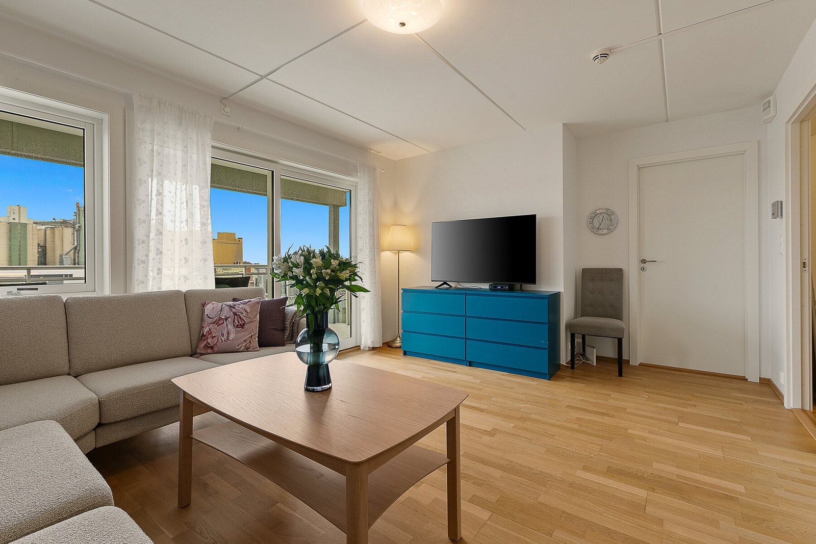 Praktisk planløsning med stue og kjøkken i åpen løsning. Fra stua er det utgang til stor balkong med flott utsikt over omgivelsene. Galleribilde