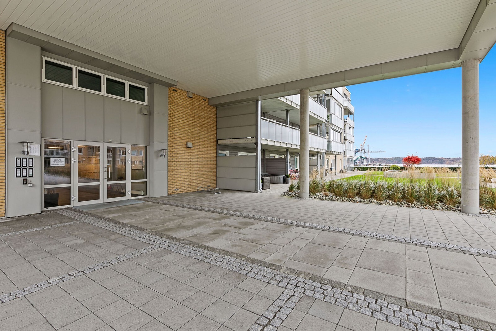 Her bor du i et rolig og veletablert borettslag med sjøen som nærmeste nabo. Galleribilde
