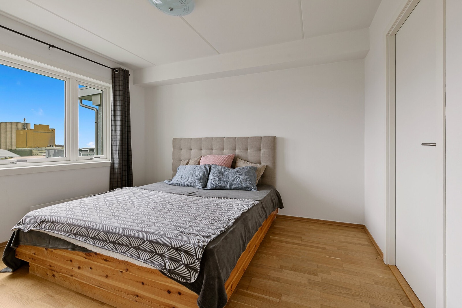 Stort soverom med god plass til dobbeltseng. Galleribilde