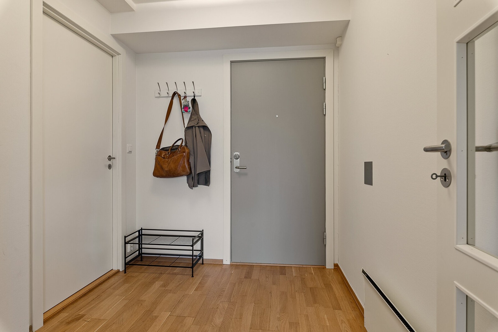 Fin entre med god plass til å henge fra seg yttertøyet før du kommer inn i stua. Galleribilde
