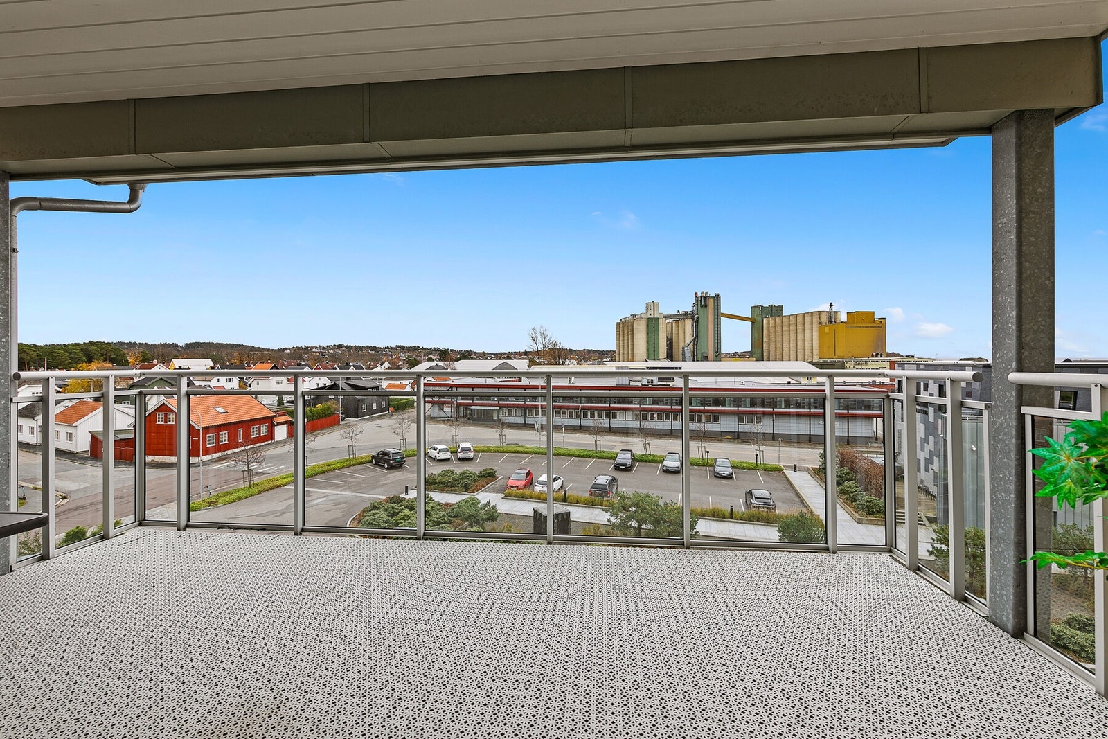 Stor, takoverbygd balkong med flott utsyn fra 5. etasje. Galleribilde