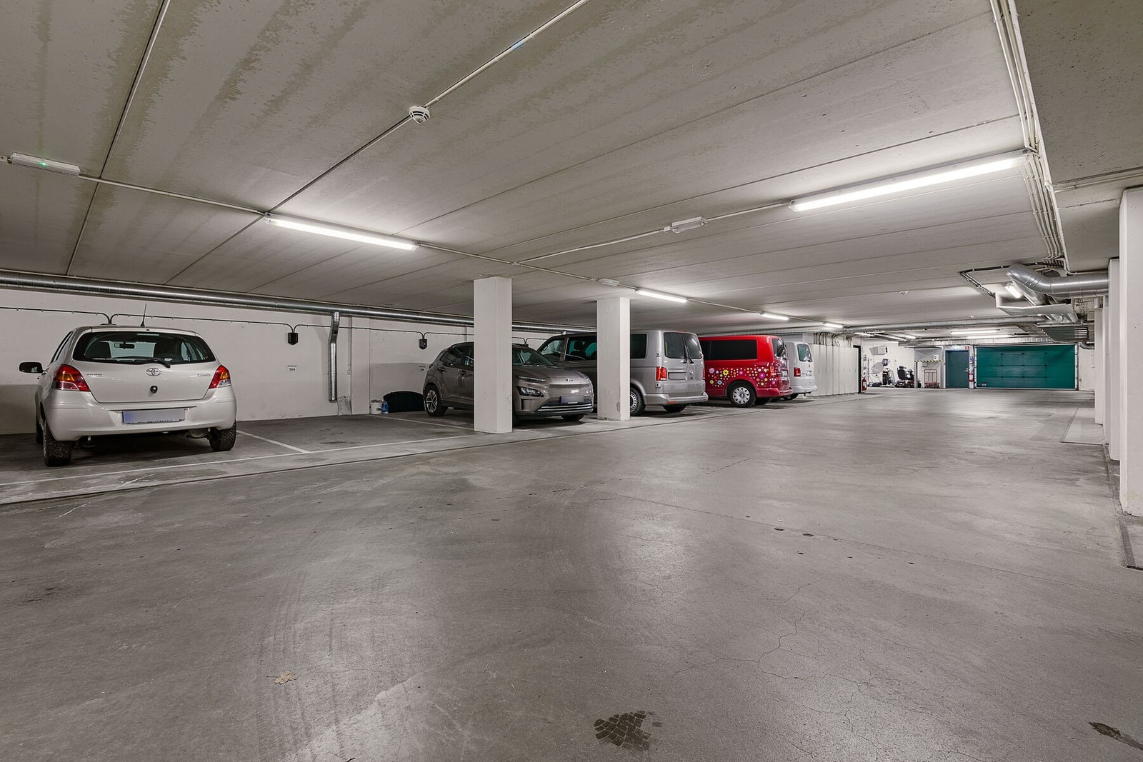 Leiligheten disponerer en biloppstillingsplass i garasjekjelleren med heis direkte opp til 5. etasje. Galleribilde