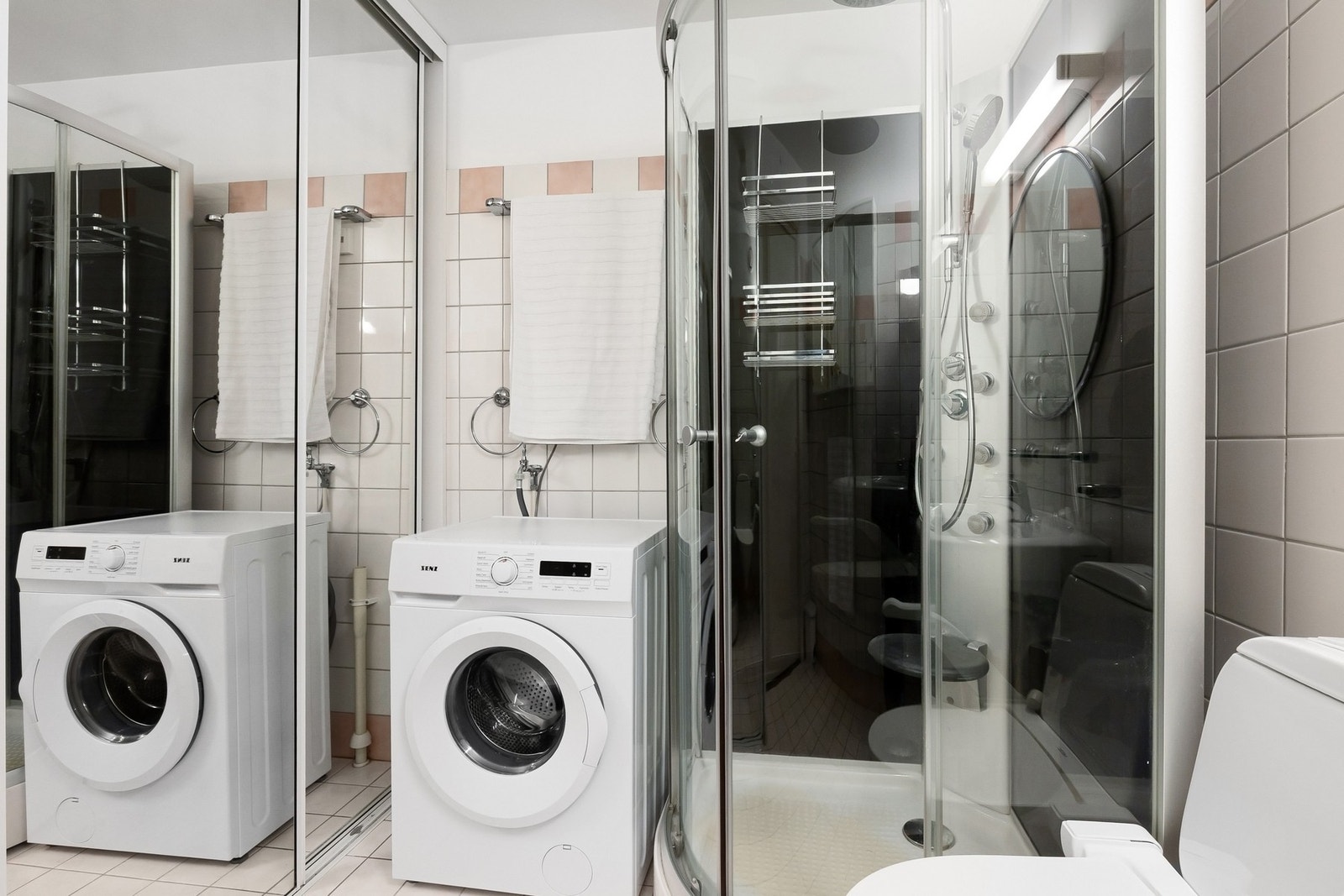 Praktisk skyvedørsskap for oppbevaring. Galleribilde