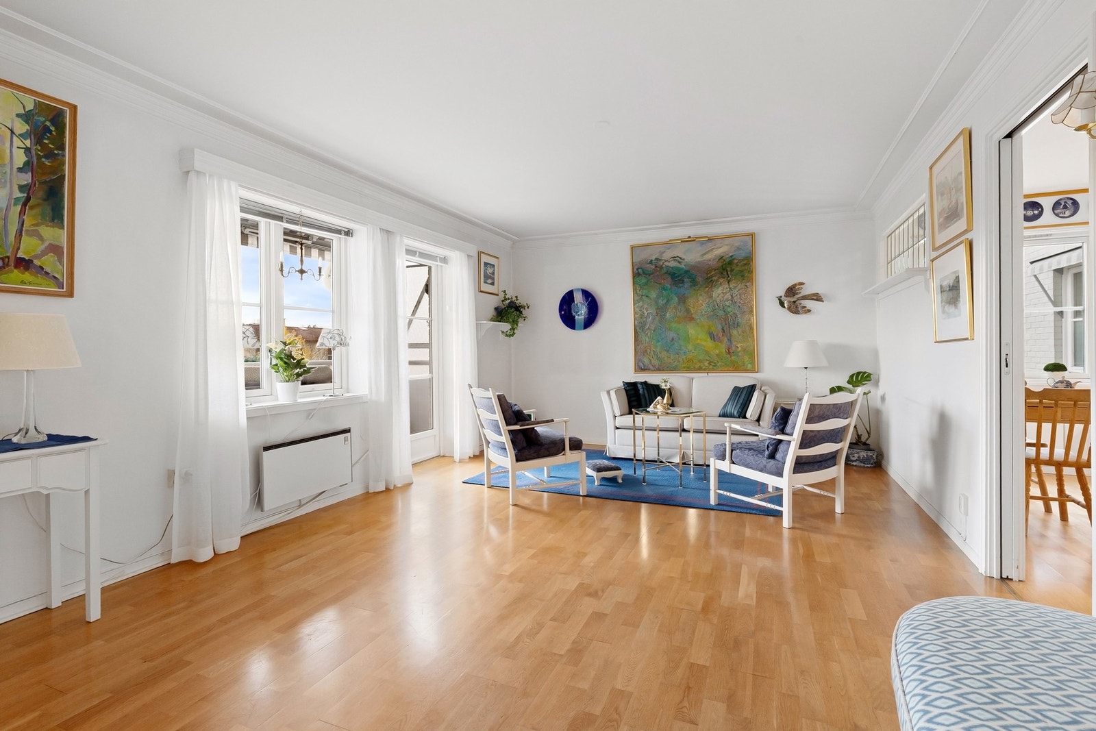 Dagligstuen med skyvedør mot kjøkken. Sydvendt balkong. Galleribilde