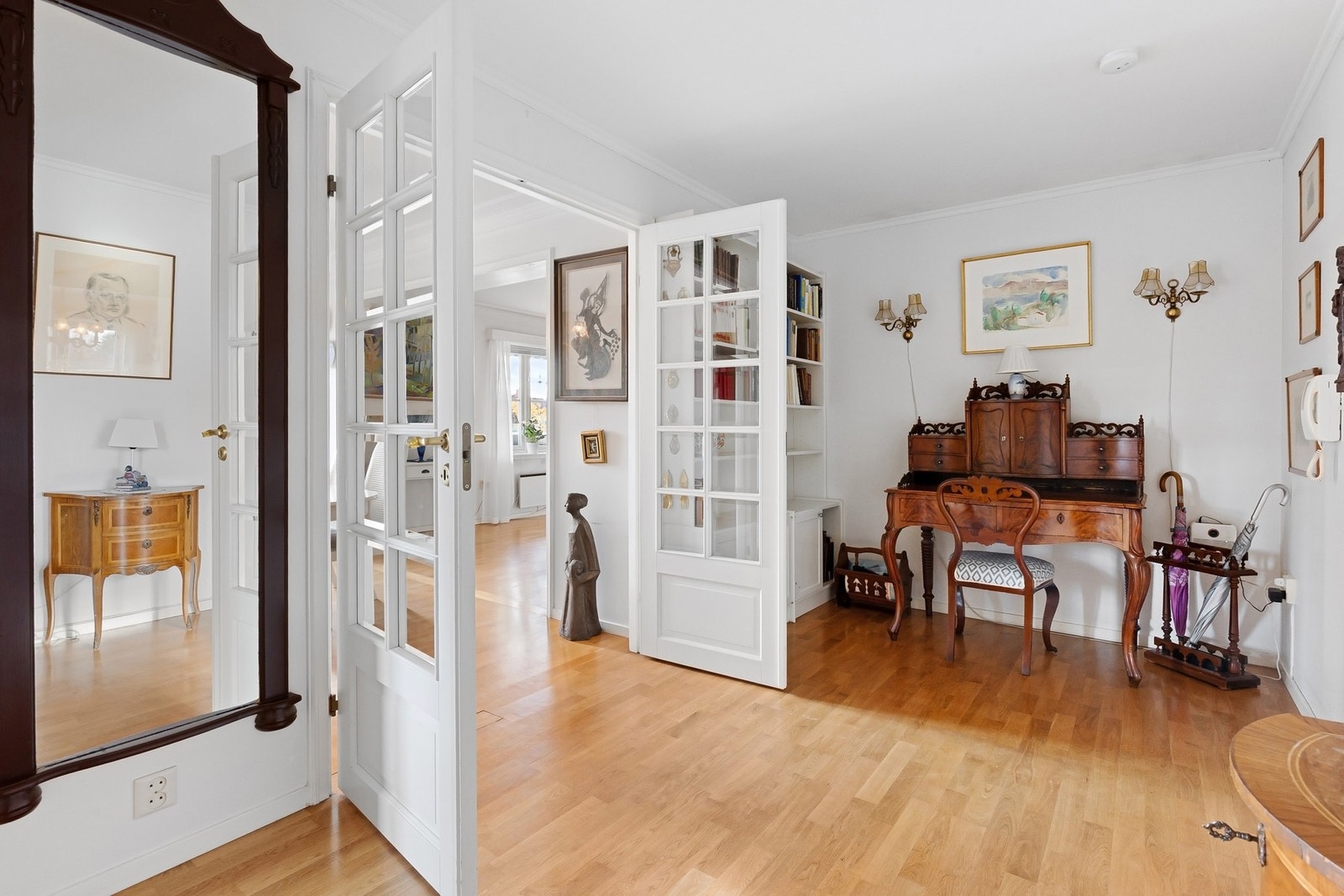 Dobbeldør med glassfelt sørger for mye naturlig lys i hallen. Galleribilde