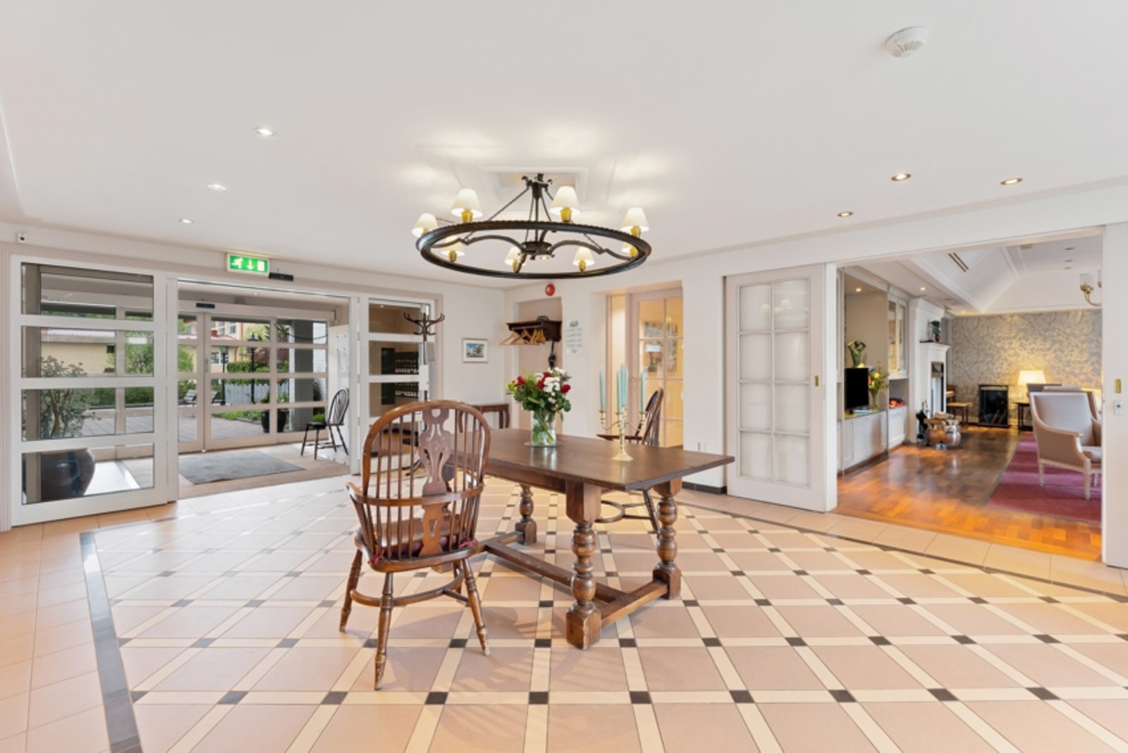 Elegant inngangsparti i Stasjonsveien 71. Galleribilde