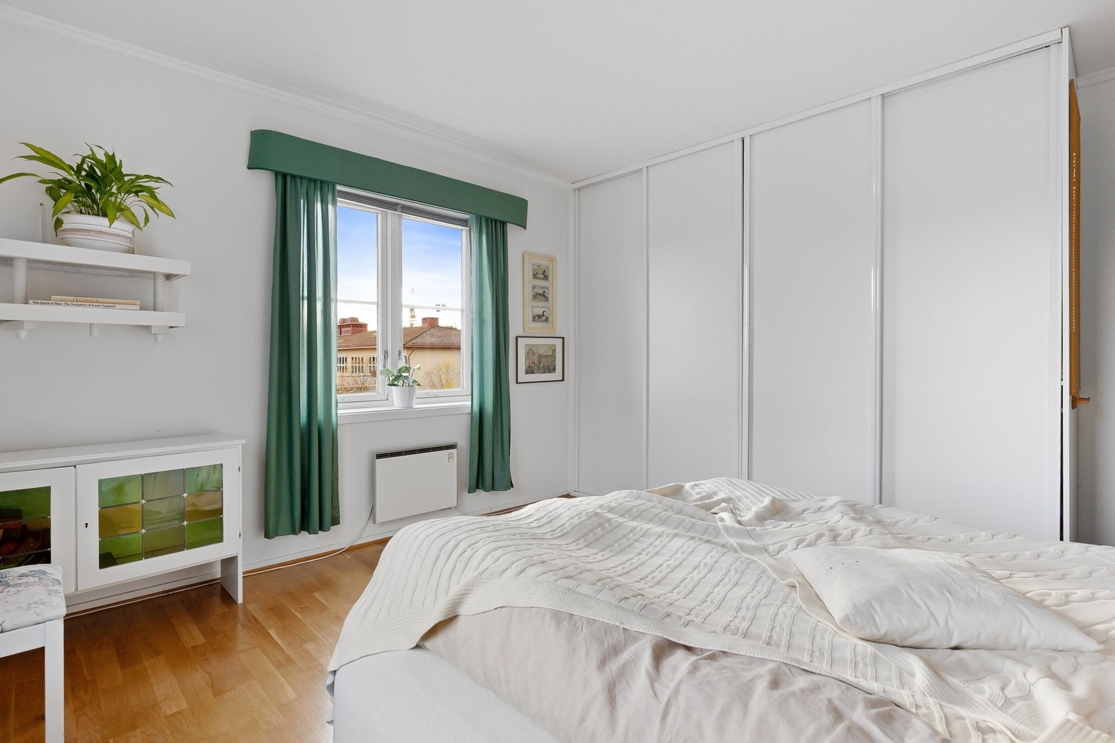 Stor skyvedørsgarderobe på soverommet. Galleribilde