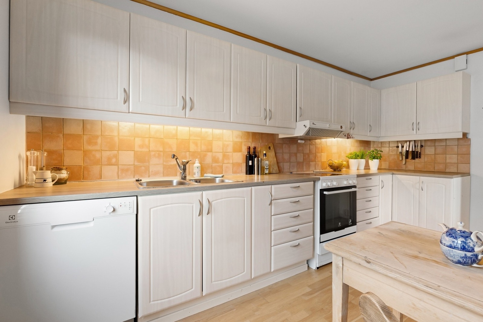 Godt med skap- og benkeplass. Galleribilde