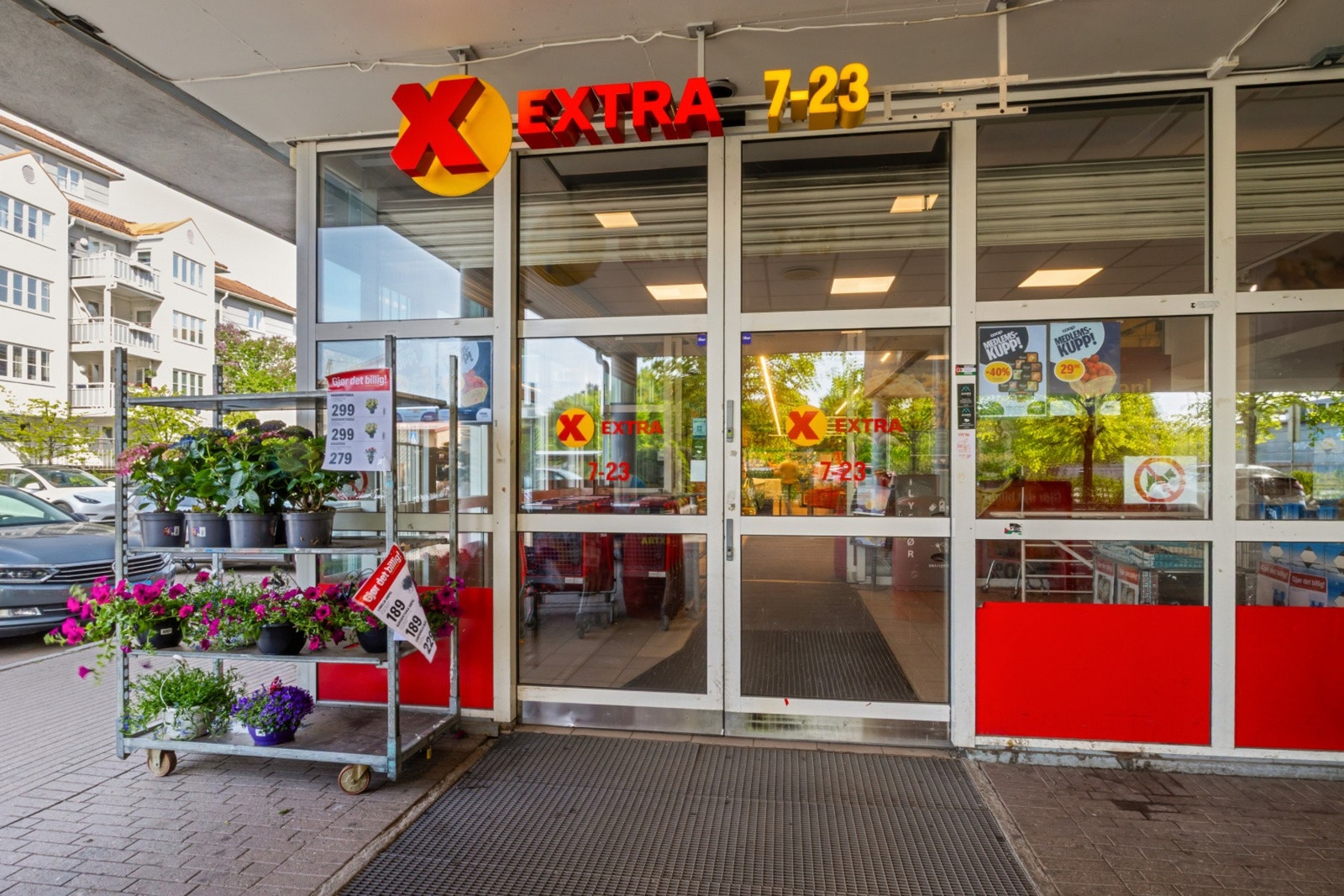 Extra Huseby, kun 60 meter unna boligen. Ellers er det en kort kjøretur til Røa senter. Galleribilde