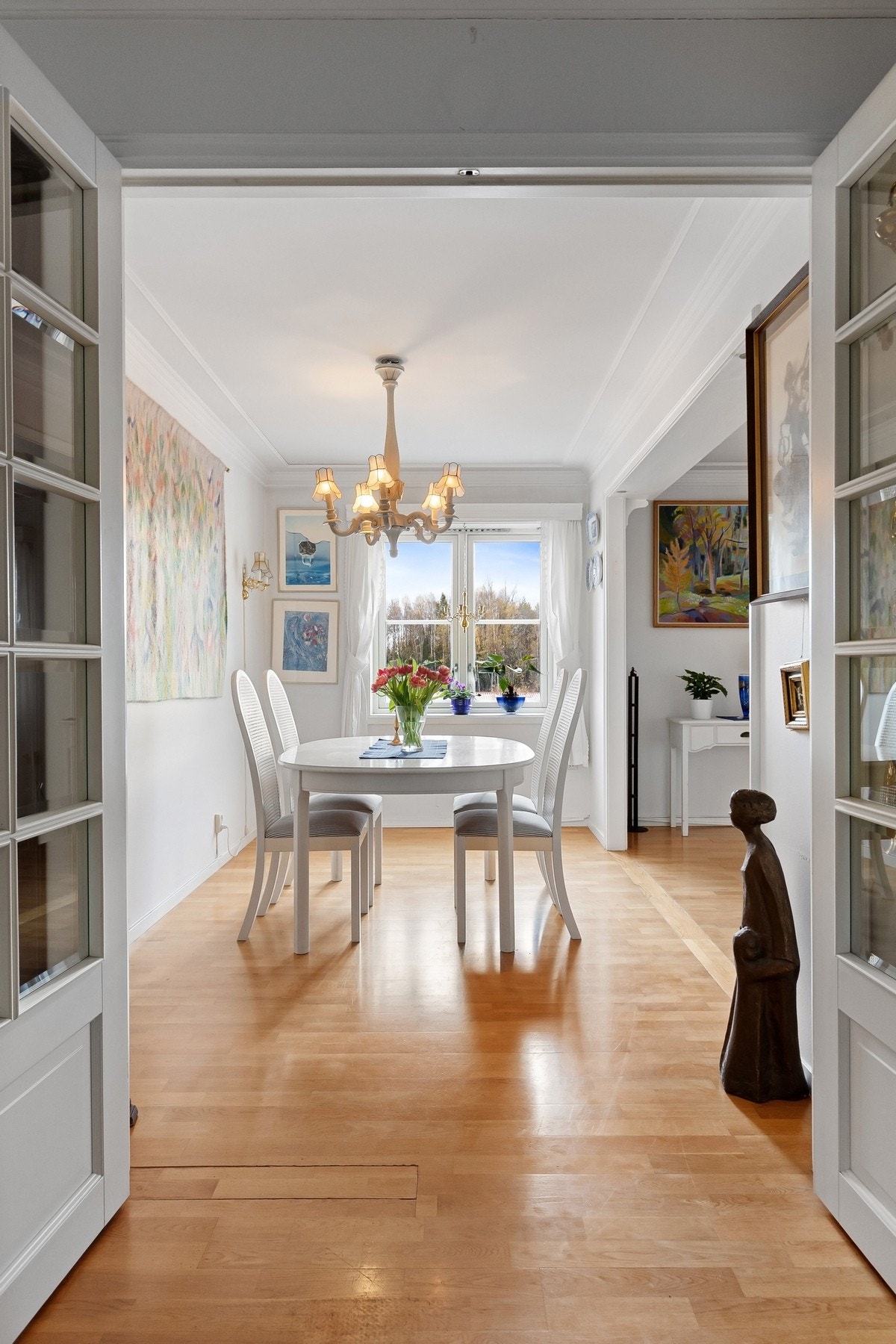 Fra gangen er det videre adkomst til spisestuen (opprinnelig soverom 2). Galleribilde