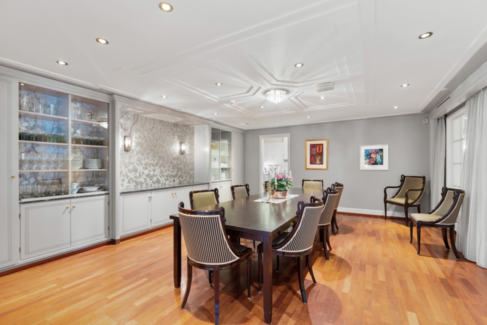 Spisestue med fullt utstyrt kjøkken. Galleribilde