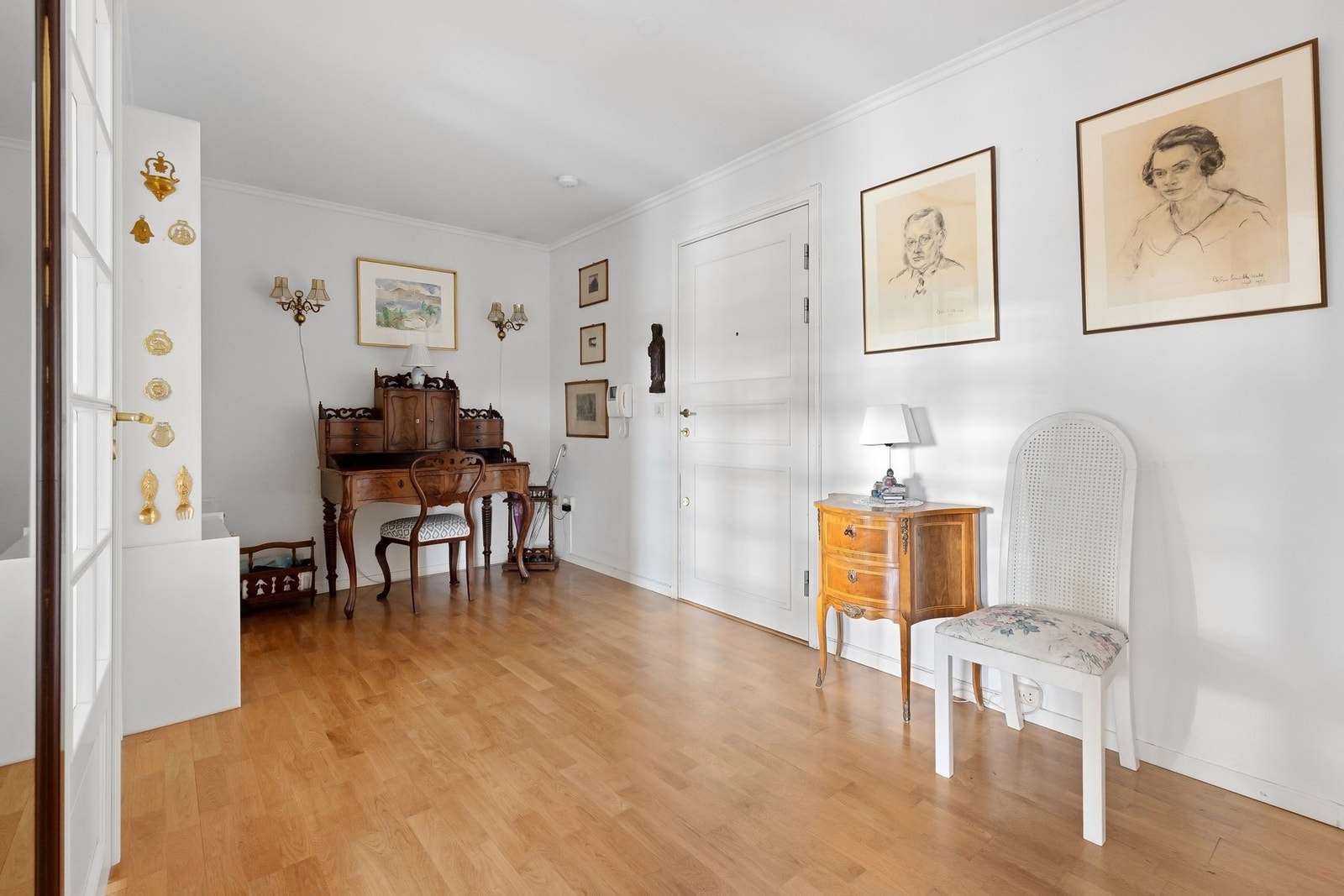 Velkommen inn i en stor og romslig hall. Galleribilde