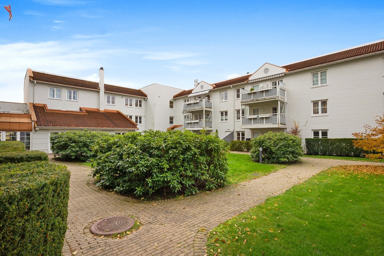 Sameiet har en stor, frodig og velstelt hage for felles bruk. Galleribilde