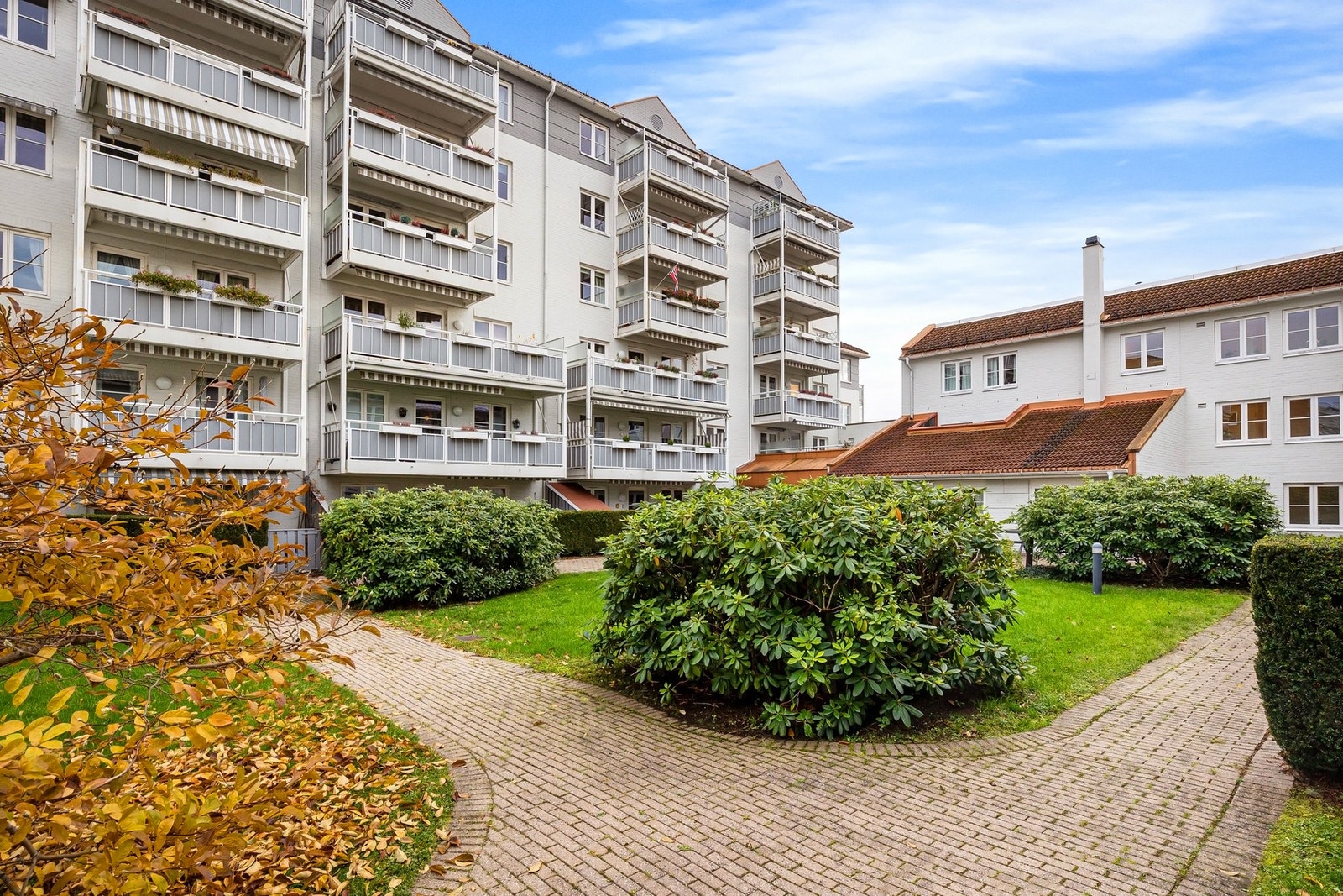 Flott felles hage, hvor det settes frem hagemøbler på sommeren. Galleribilde