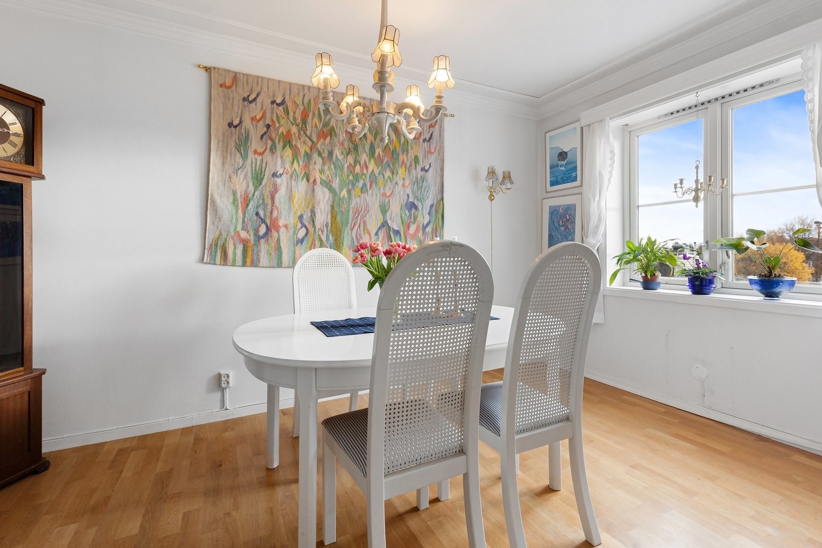 Hyggelig spisestue med plass til å flere middagsgjester. Galleribilde