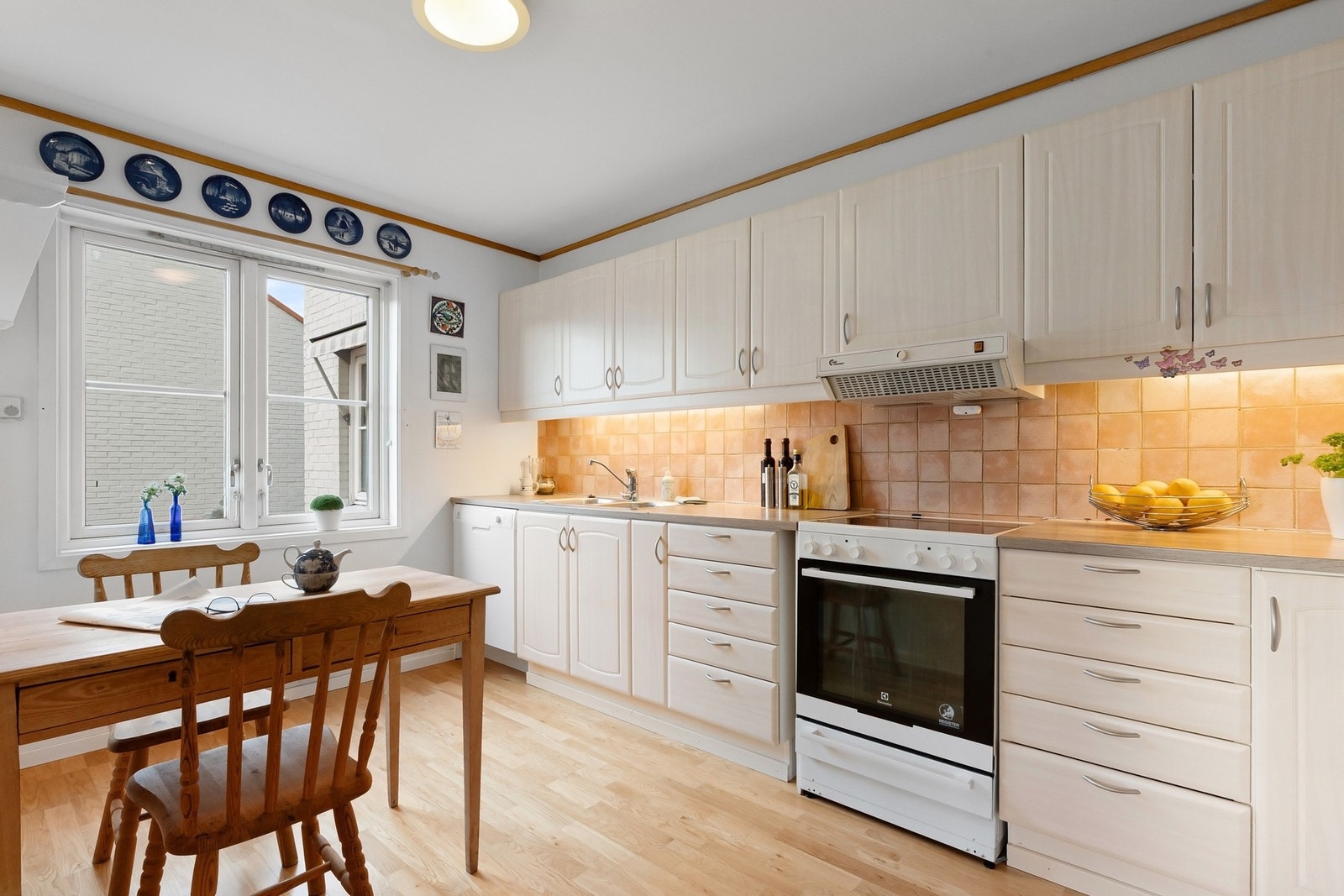 Kjøkkenet ble pusset opp ca 2010 av Kjøkkenfornyeren. Det ble også lagt ny parkett. Galleribilde