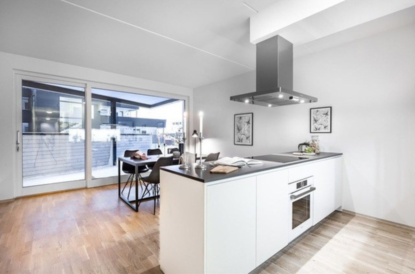 Italiensk kvalitets kjøkken med integrerte hvitevarer. Galleribilde