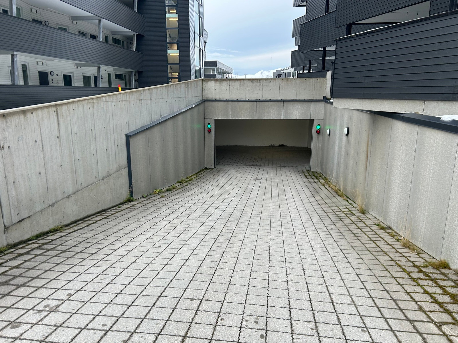 Nedkjøring til garasjen. Det er oppvarmet nedkjøring. Galleribilde