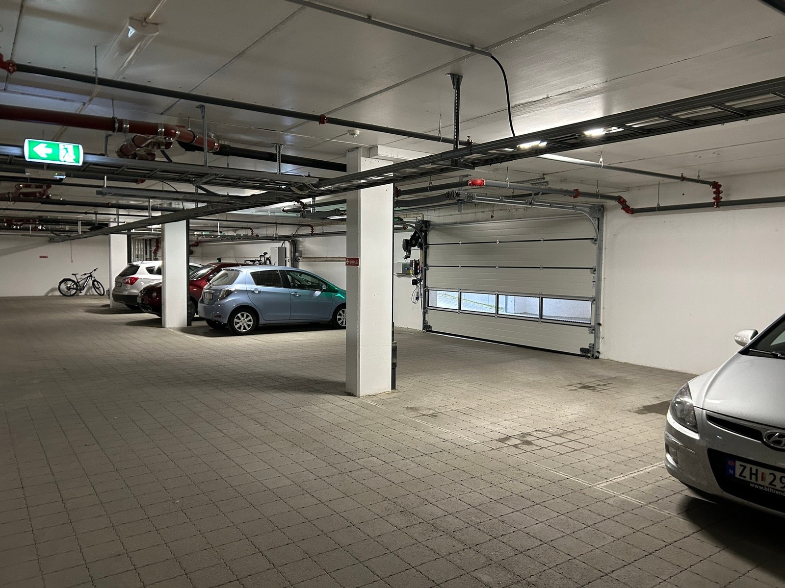 Garasjeport styrers med fjernkontroll Galleribilde