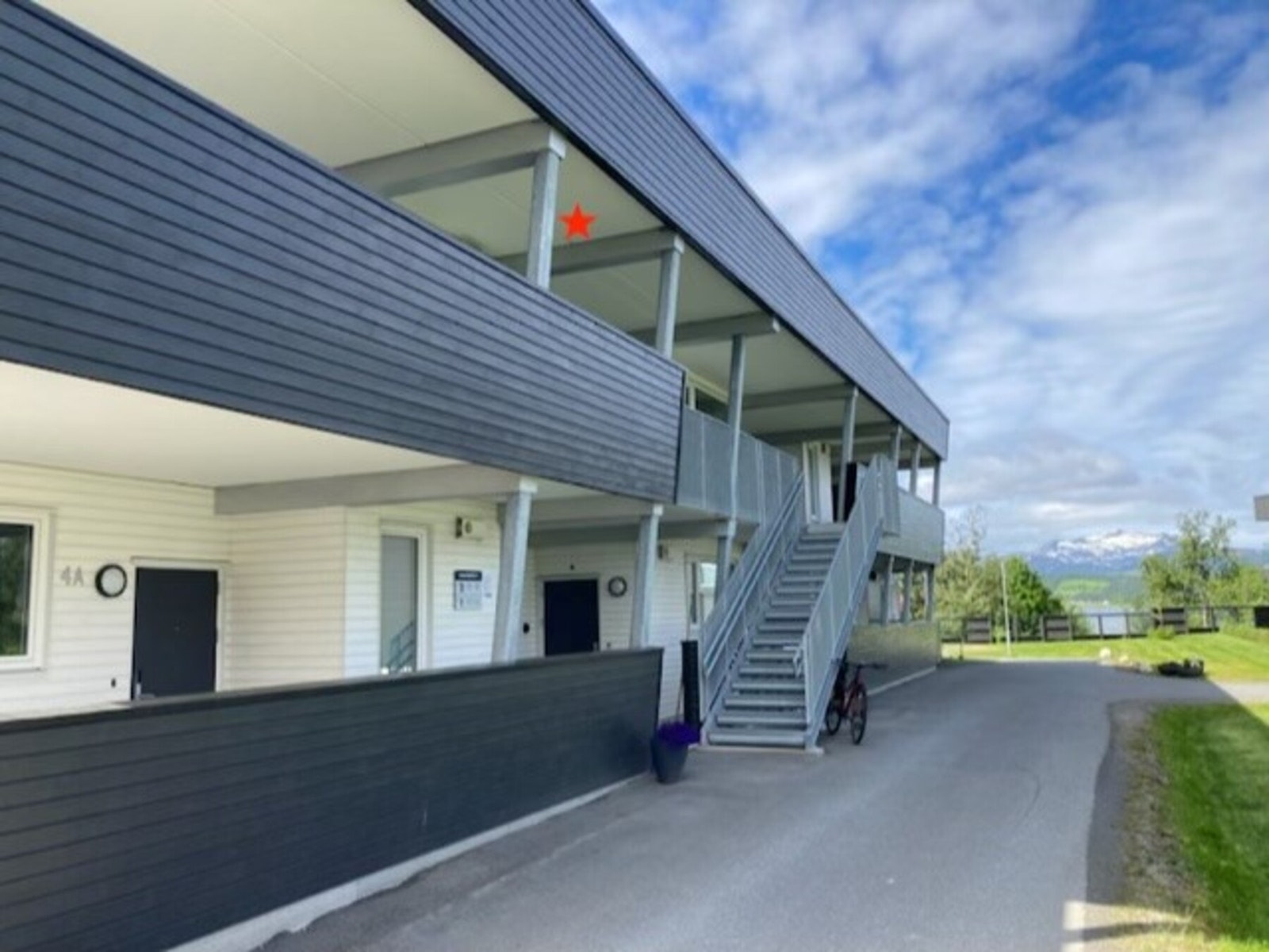 Fasade fra inngangs siden. Galleribilde