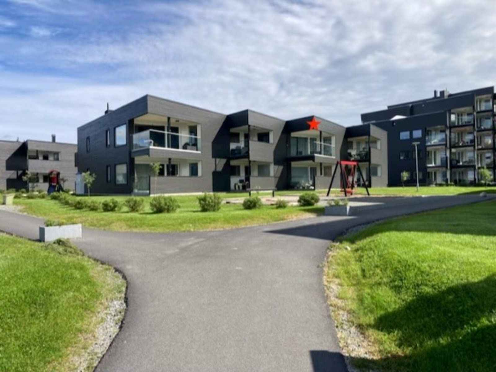 velkommen til Vangberg 4 E - leilighet 202! Stor og moderne 4-roms leilighet med garasje, solrik beliggenhet på Fagereng! Inneholder blant annet 3 soverom og to bad
- Foto: EFKT Galleribilde