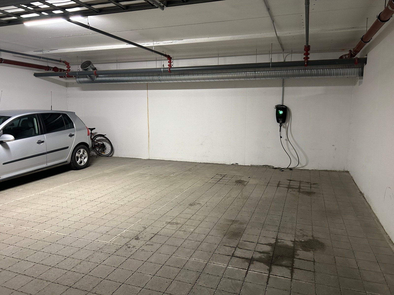 Egen garasjeplass med brosteinlagt gulv. Parkeringsplassen ligger i midten og det er romslig med plass. Galleribilde