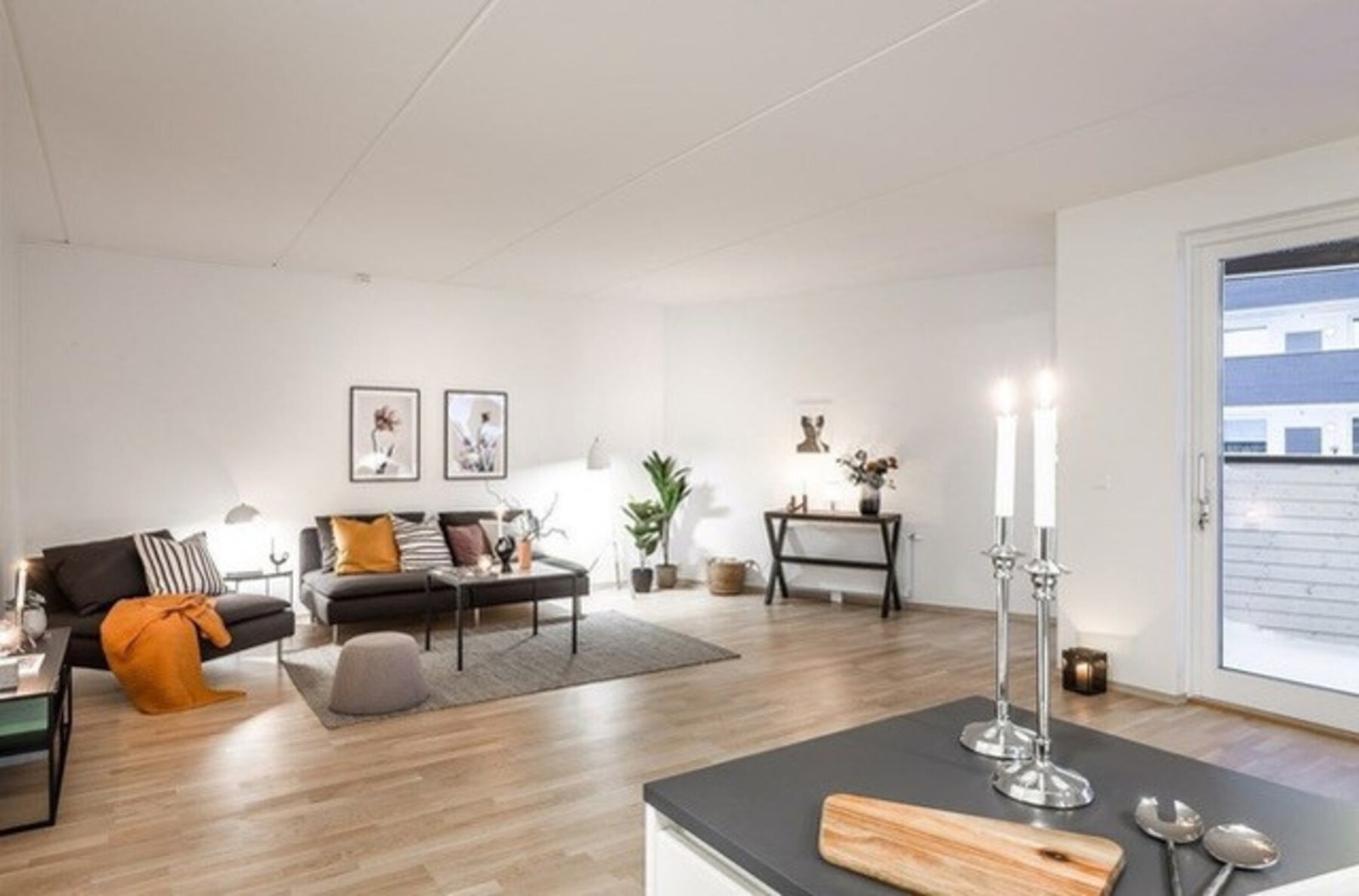 Åpen løsning mellom stue, kjøkken og spisestue Galleribilde