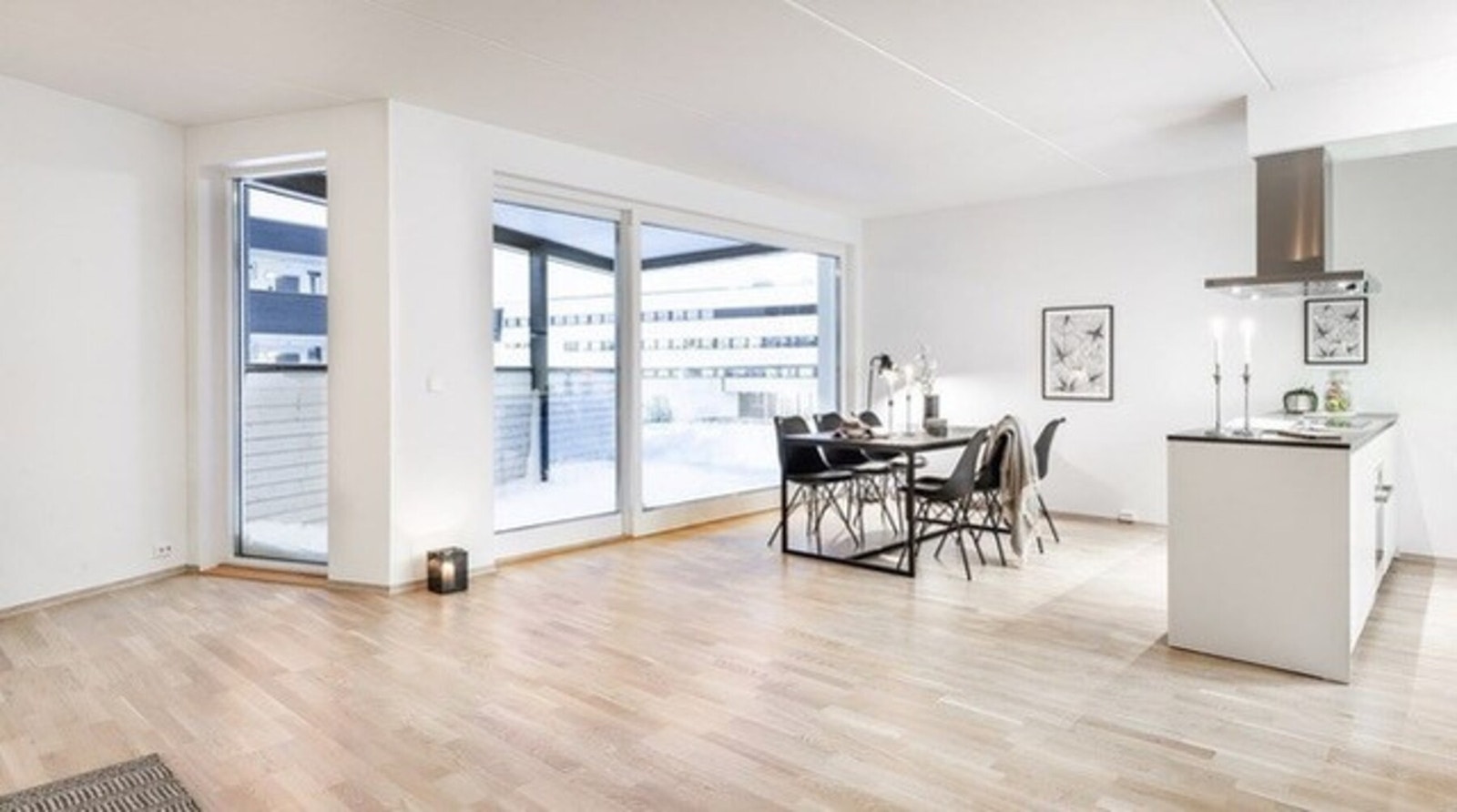 Store glassflater ut mot balkong med skyvedør. Galleribilde