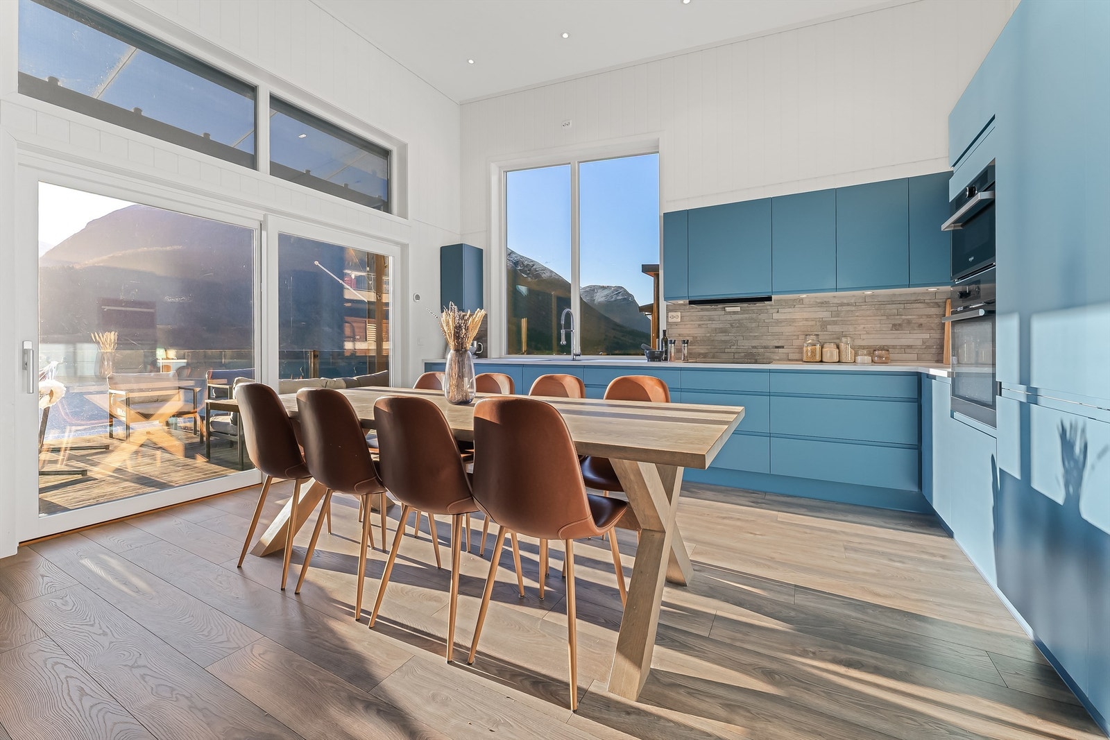 På kjøkkenet er det god plass til et spisebord. Galleribilde