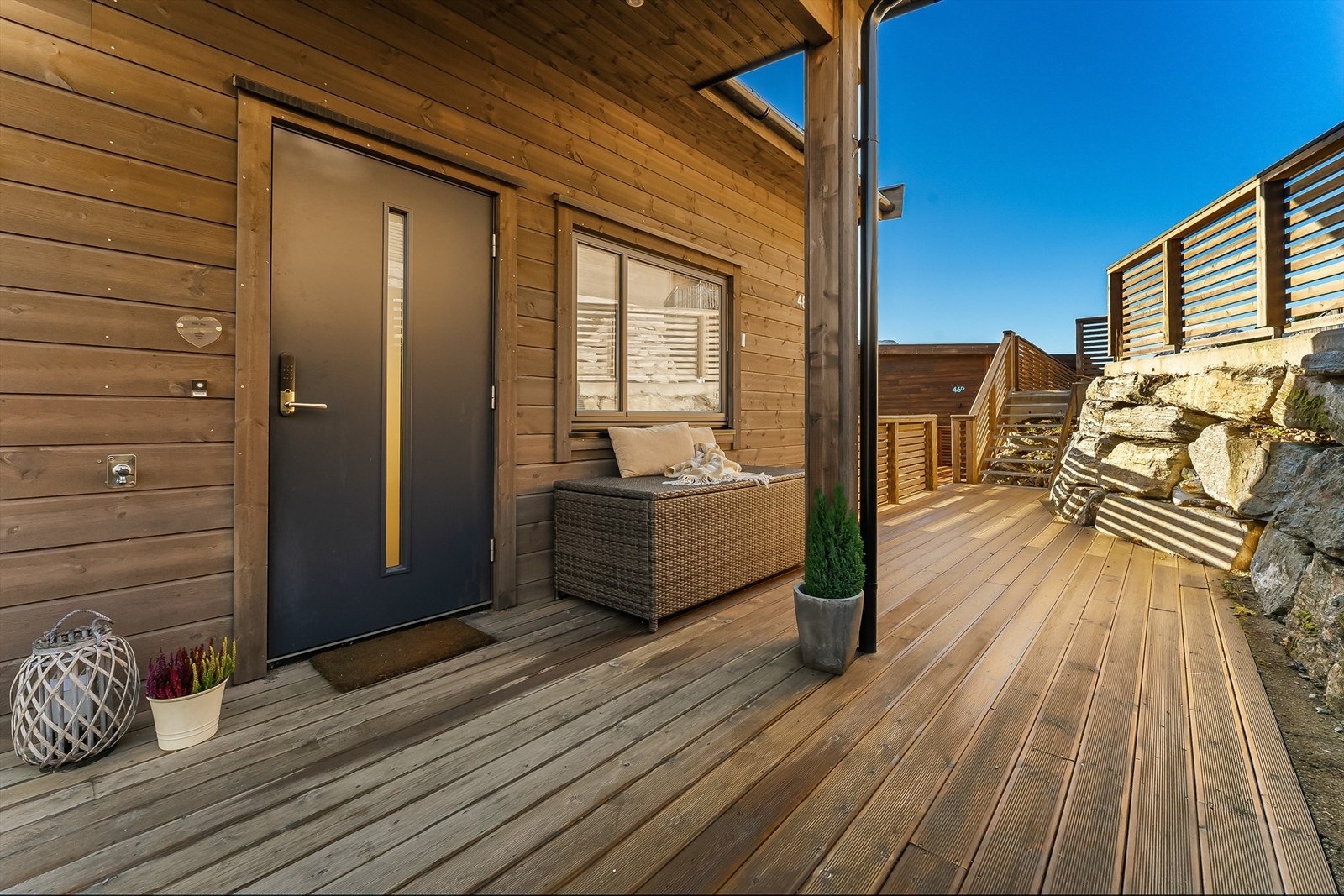 Eit tiltalende overbygd inngangsparti med platting ønsker deg velkommen hjem. Galleribilde