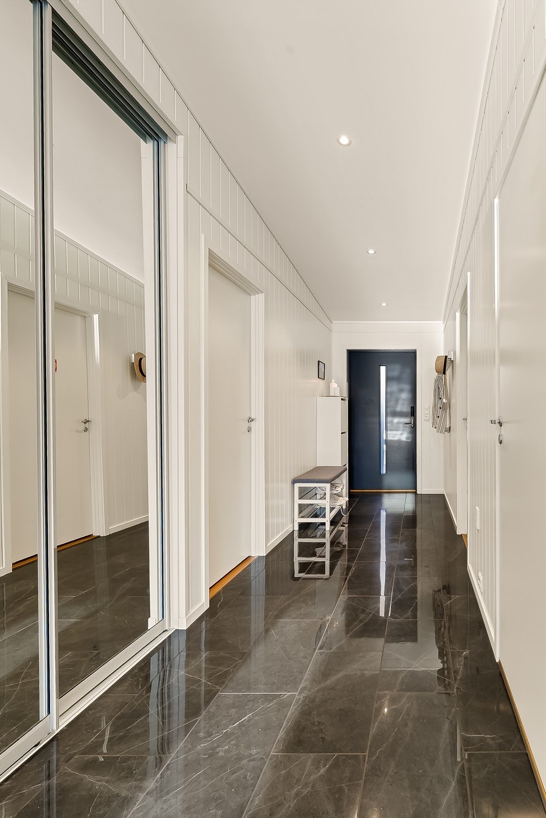 Entre/gang med flislagt gulv. Galleribilde