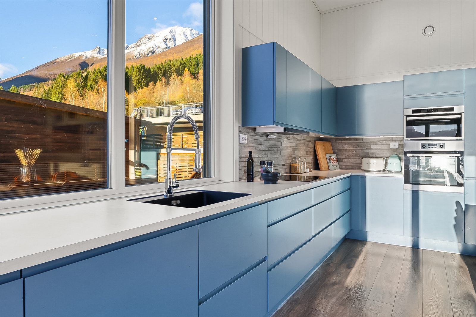 Kjøkkenet er moderne med integrerte kvitevarer. Galleribilde