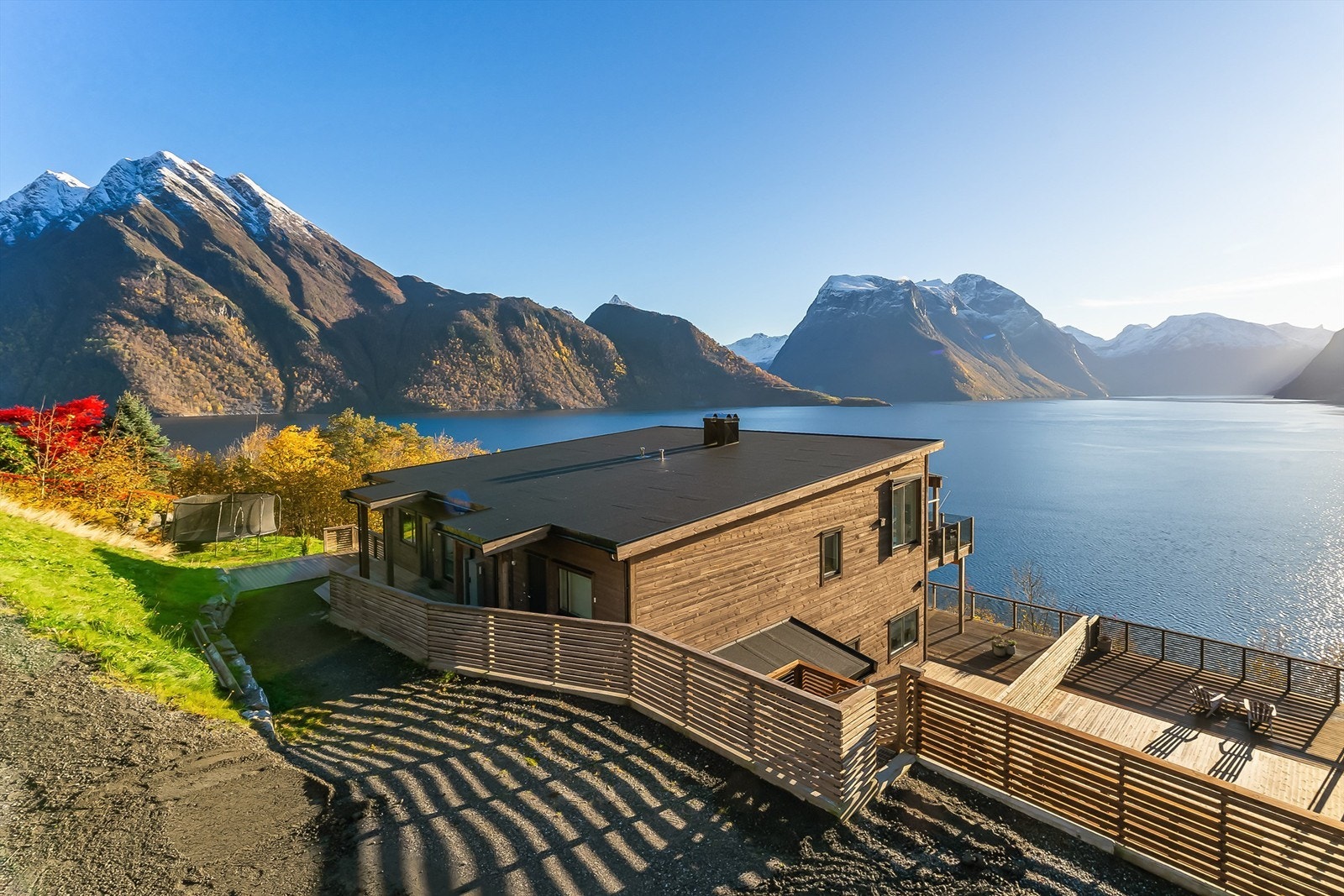 Leiligheten er oppført i 2019 og ligger flott til på Sæbø. Galleribilde