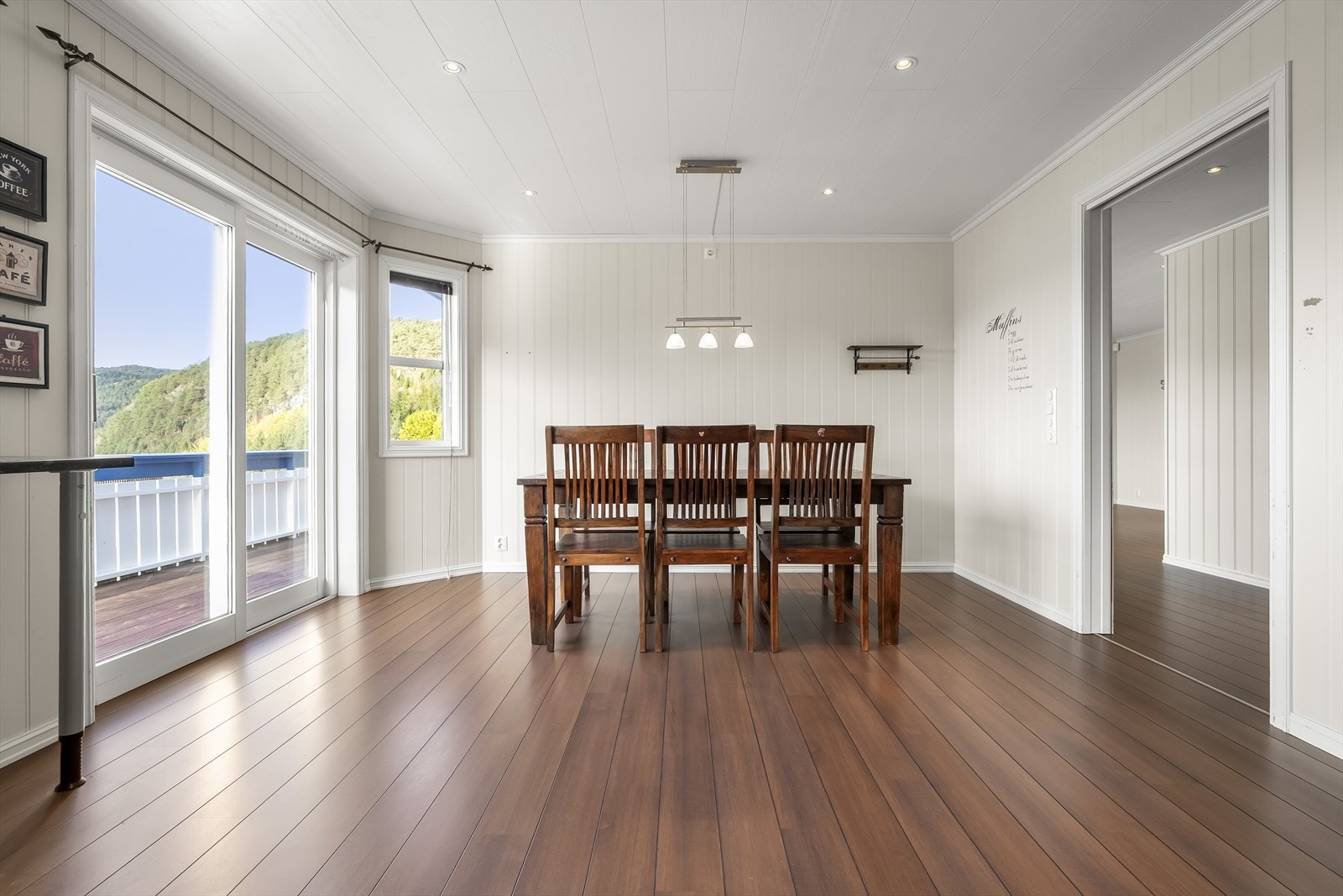 Kjøkkenet har plass til stort spisebord og har også adkomst ut på terrassen via skyvedør i glass Galleribilde