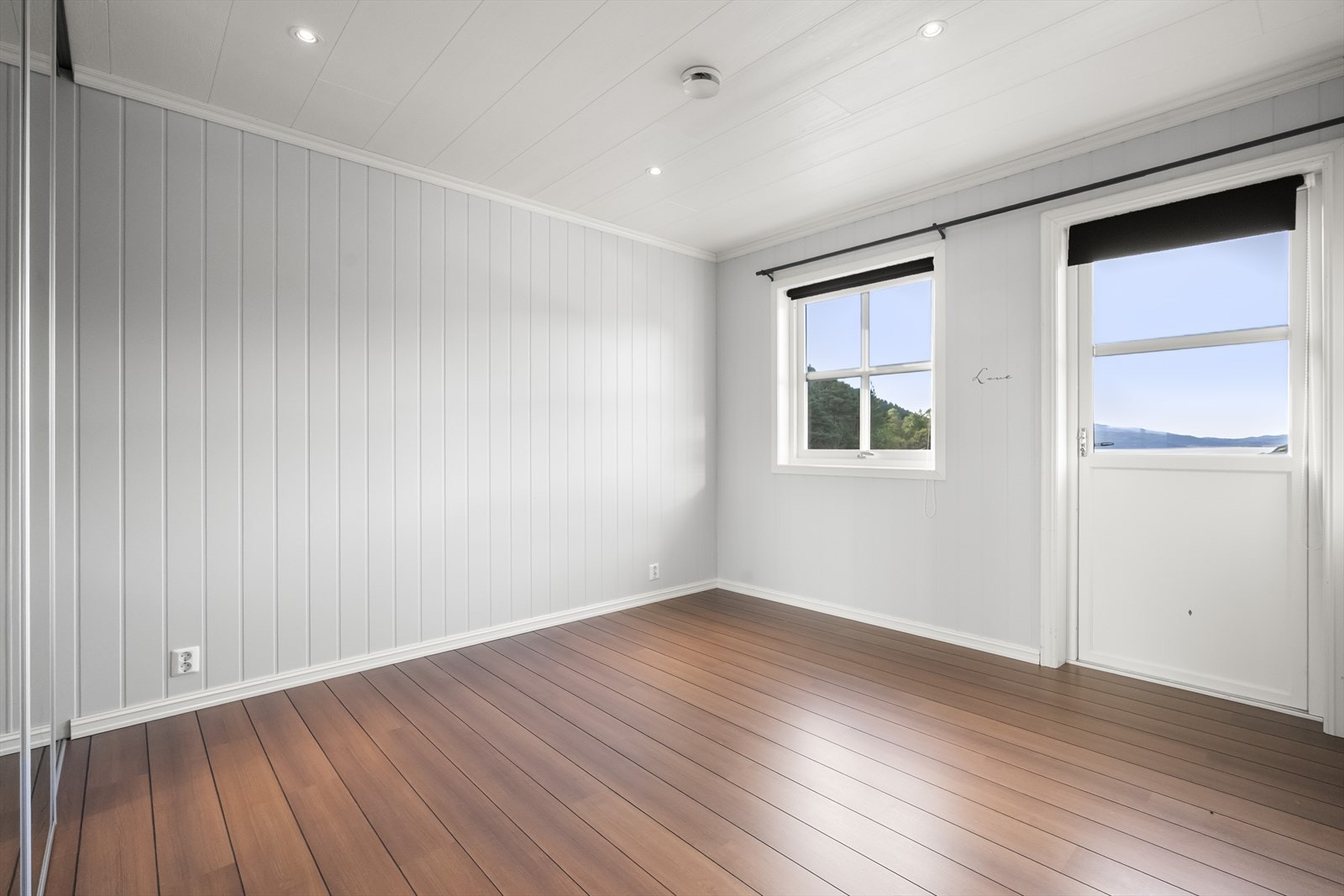 Hovudsoverom med adkomst ut på terrassen - her er skyvedørsgarderobe Galleribilde