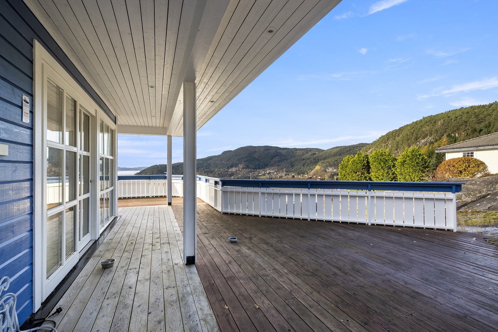 Overbygd terrasse også mot nord/vest Galleribilde